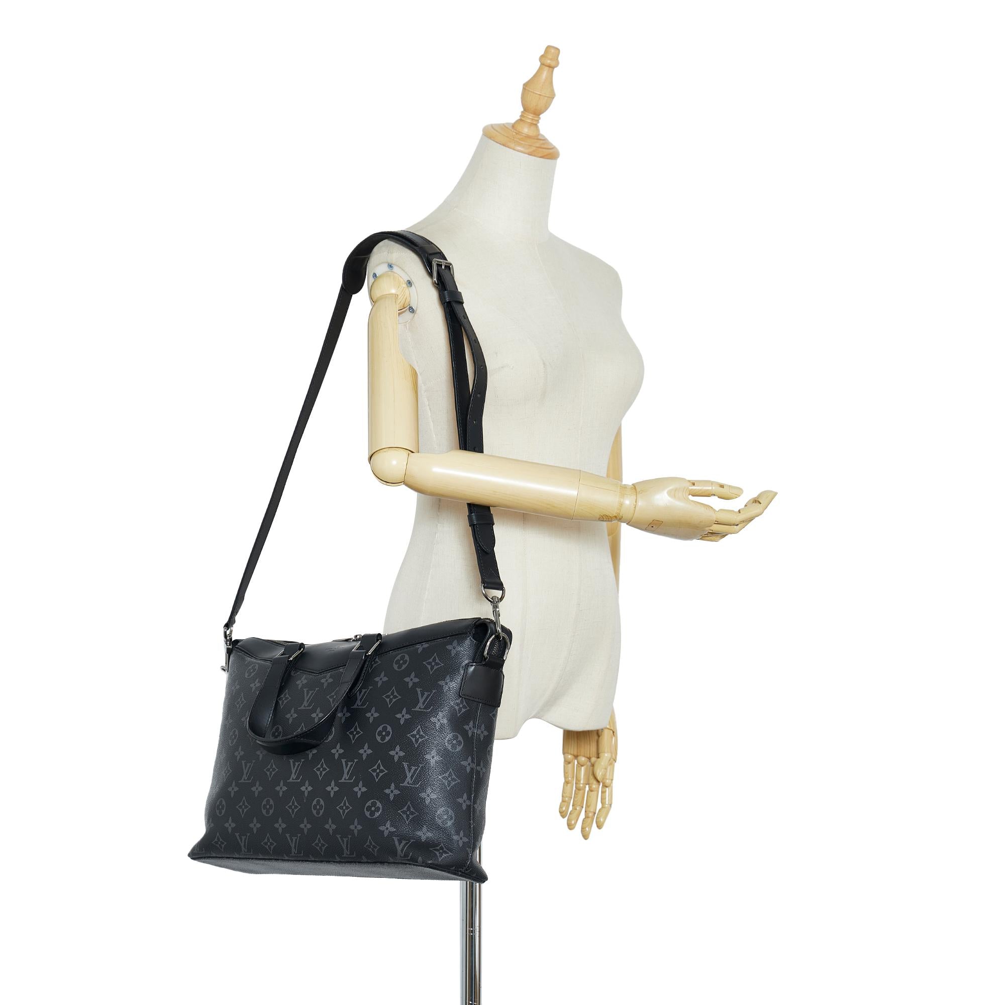 Louis Vuitton Monogram Eclipse Explorer (SHG-5bcl1T)