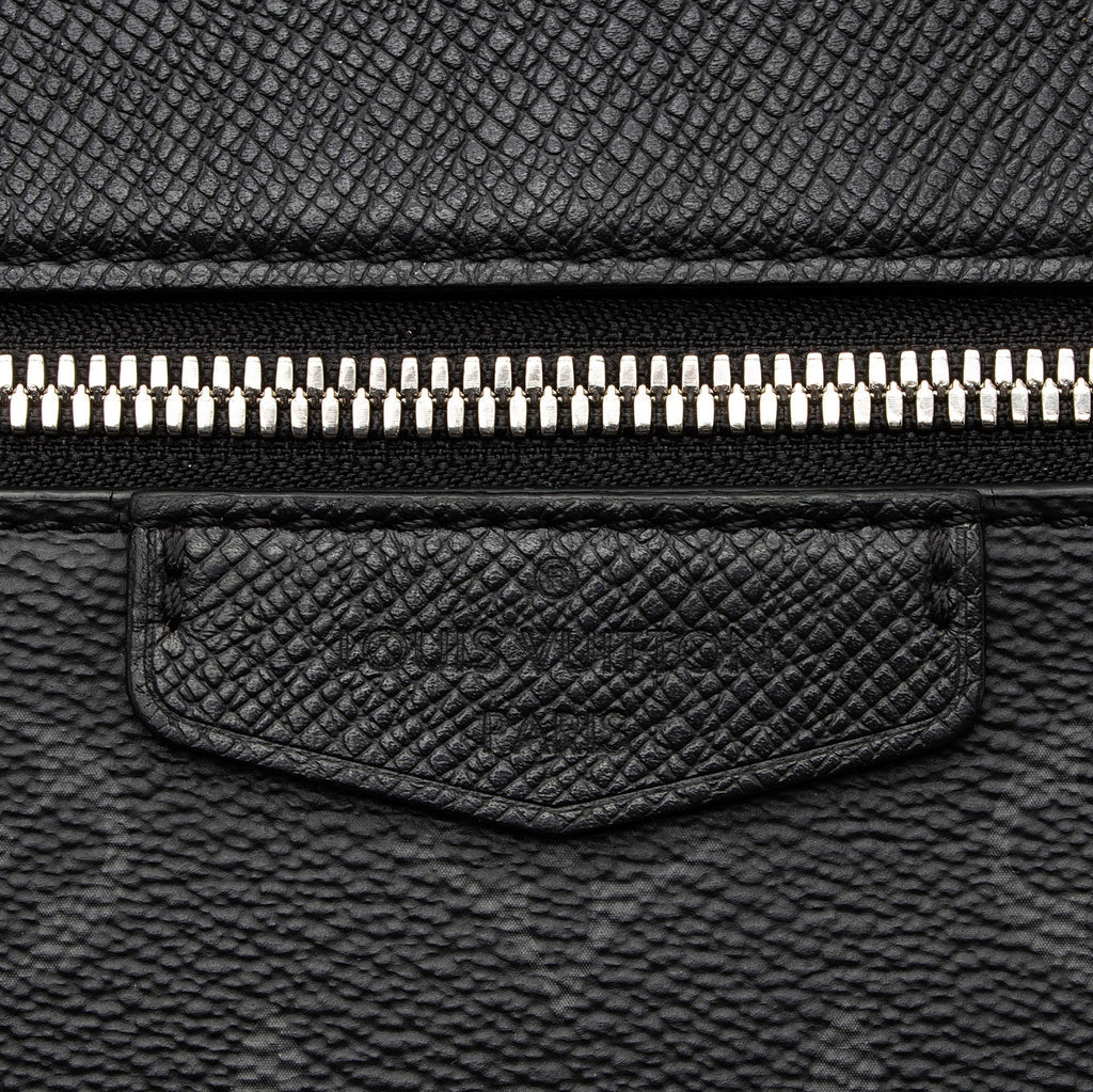 Louis Vuitton Monogram Eclipse Taiga Leather Outdoor Messenger Bag (SHF-u7xRKn)