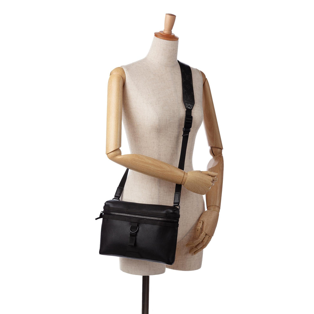 Louis Vuitton Monogram Glaze Messenger PM (SHG-ECGz3d)