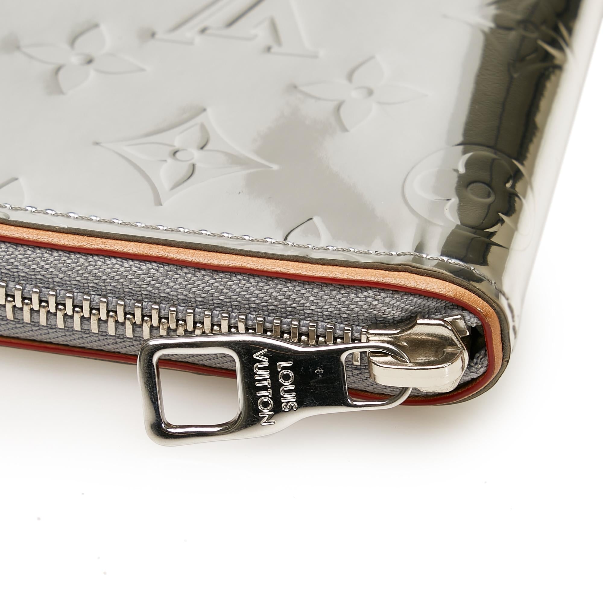 Louis Vuitton Monogram Mirror Vertical Zippy (SHG-HMSpUY)