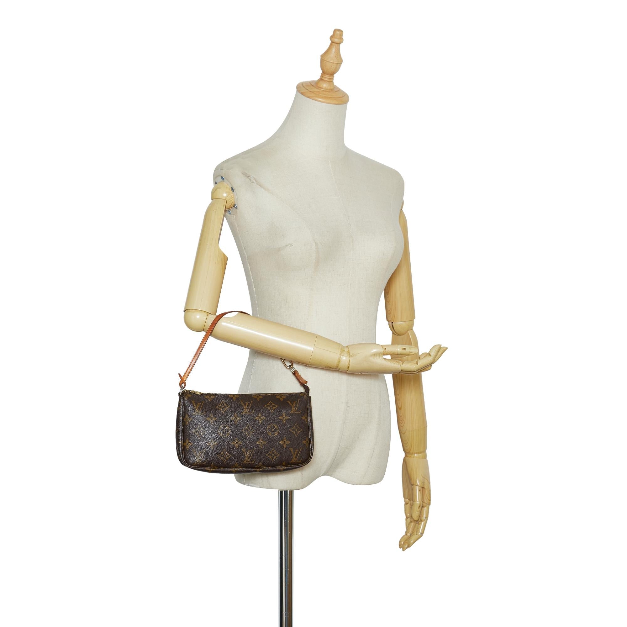 Louis Vuitton Monogram Pochette Accessoires (SHG-PWXR8K)