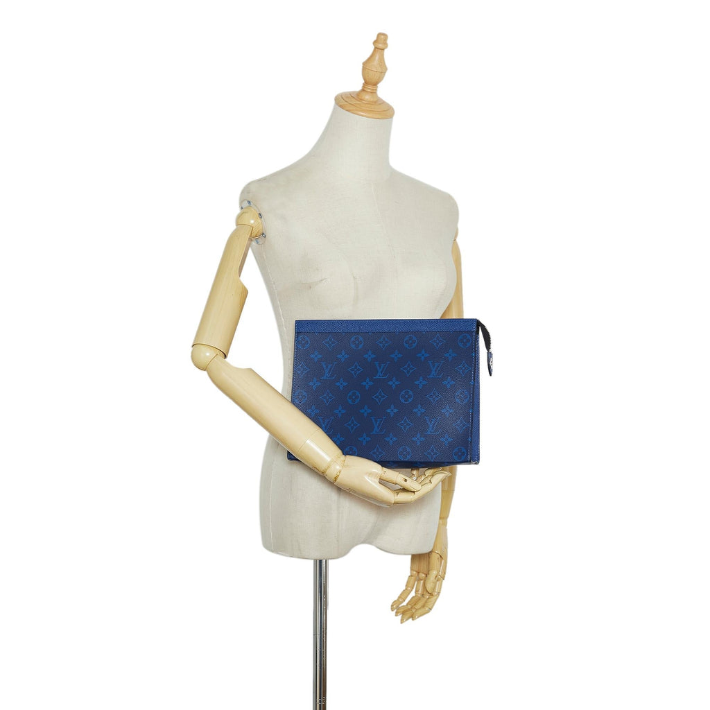 Louis Vuitton Monogram Taigarama Pochette Voyage MM (SHG-QQPlSs)