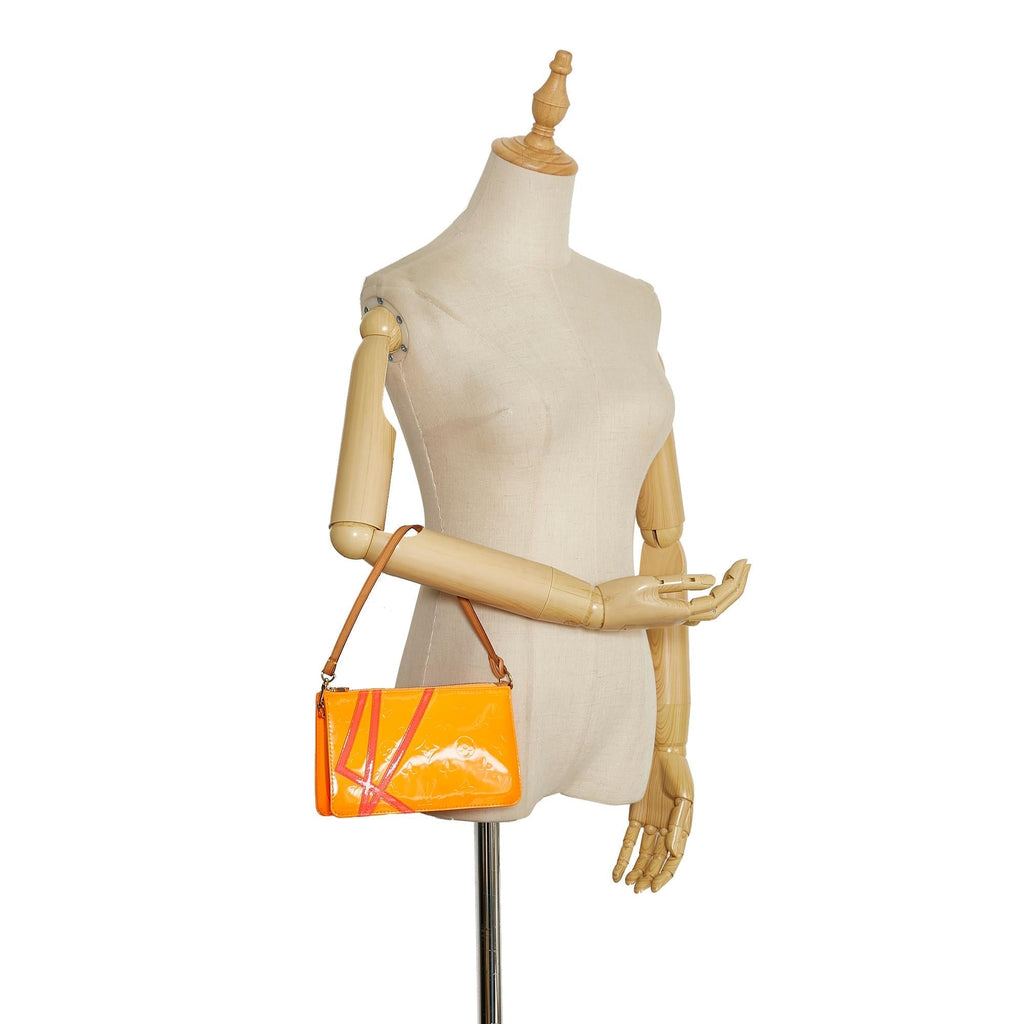 Louis Vuitton Monogram Vernis Robert Wilson Lexington Pochette (SHG-WUMRw6)