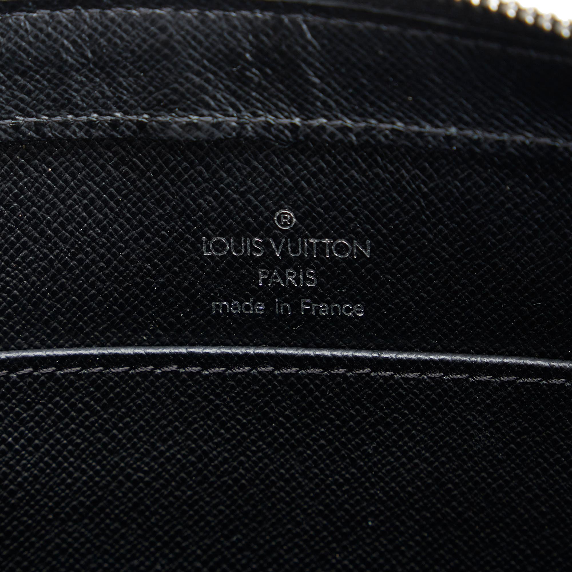 Louis Vuitton Taiga Baikal (SHG-23tCm9)