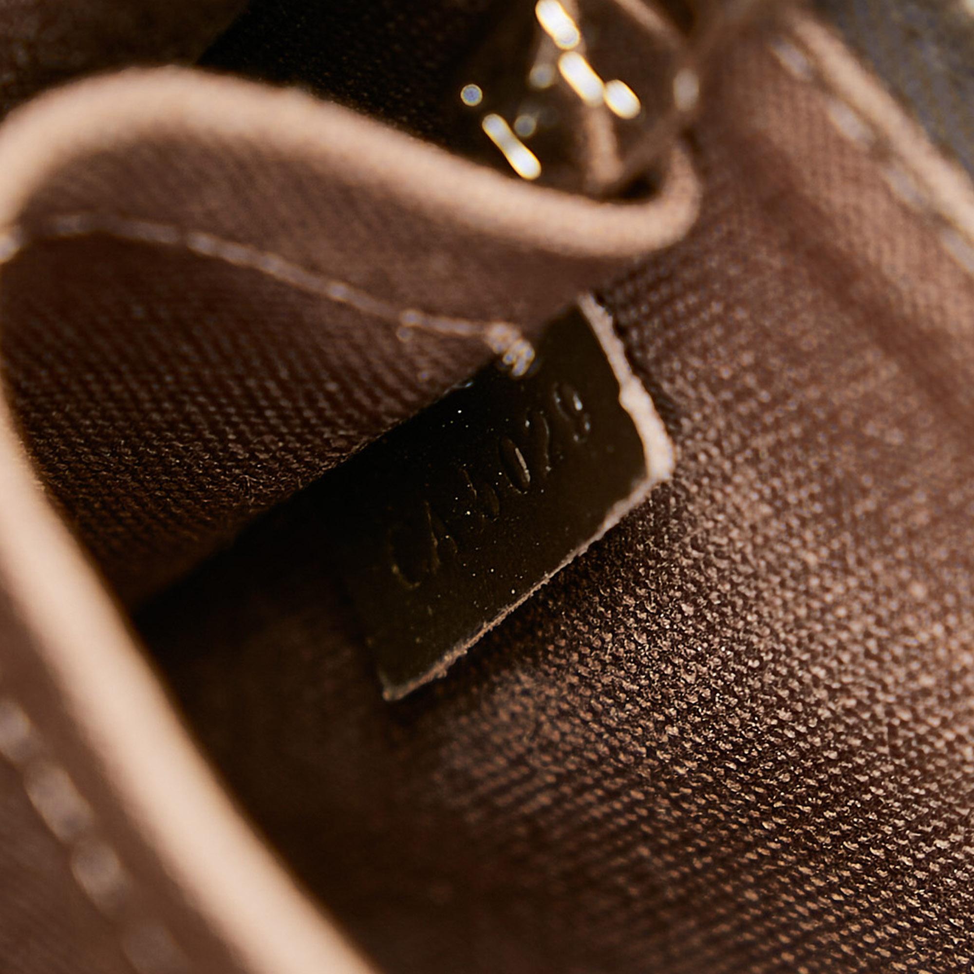 Louis Vuitton Taiga Belaia Clutch Bag (SHG-xmyiPm)