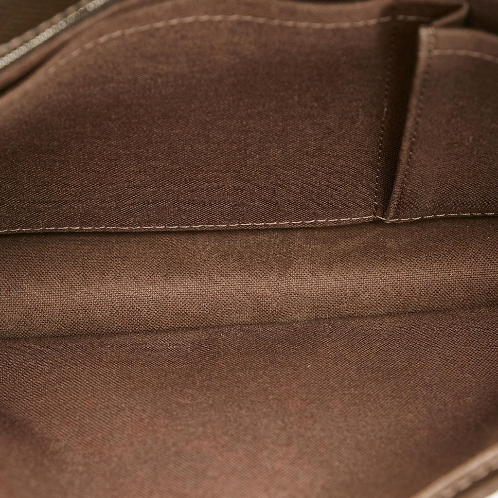 Louis Vuitton Taiga Belaia Clutch Bag (SHG-xmyiPm)