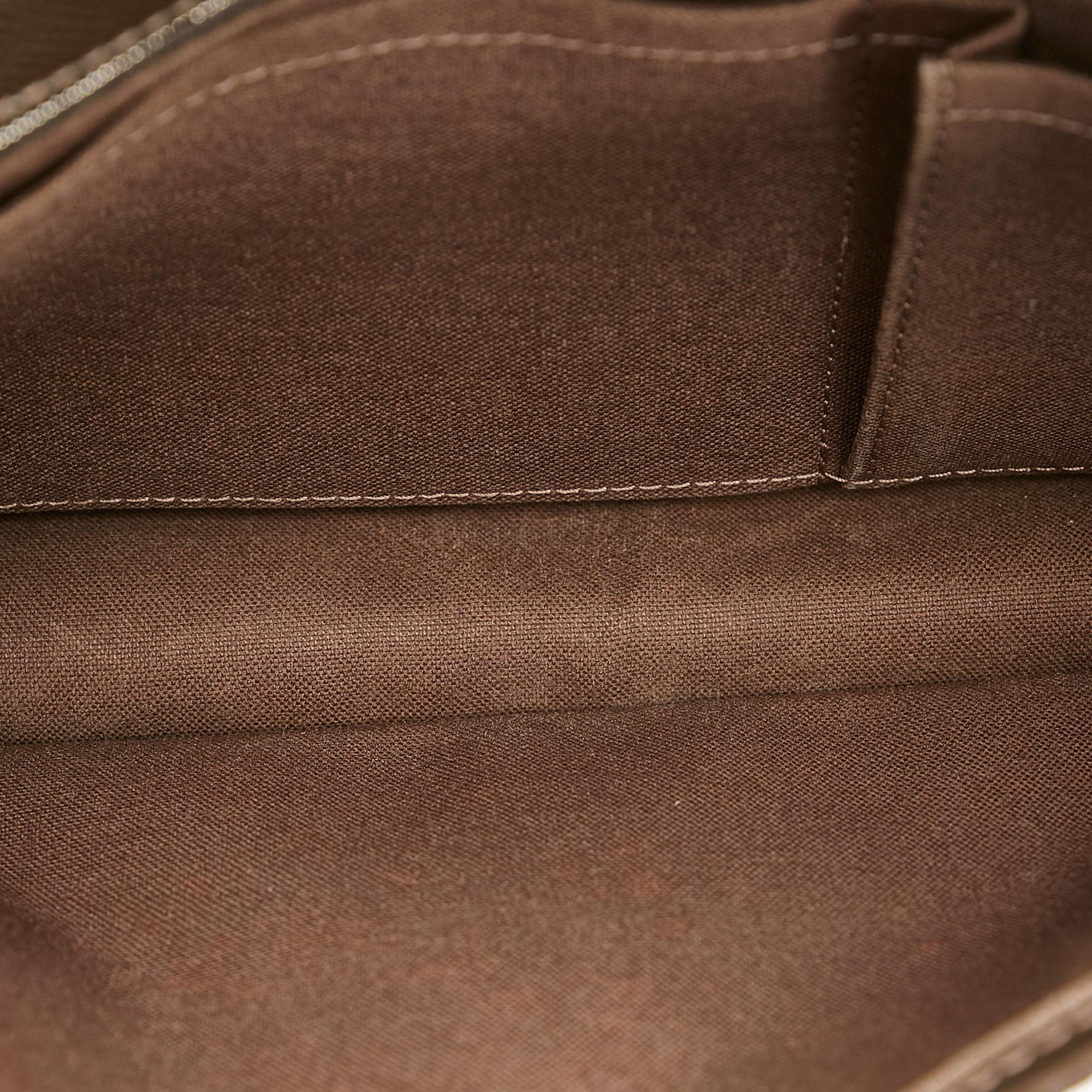 Louis Vuitton Taiga Belaia Clutch Bag (SHG-xmyiPm)