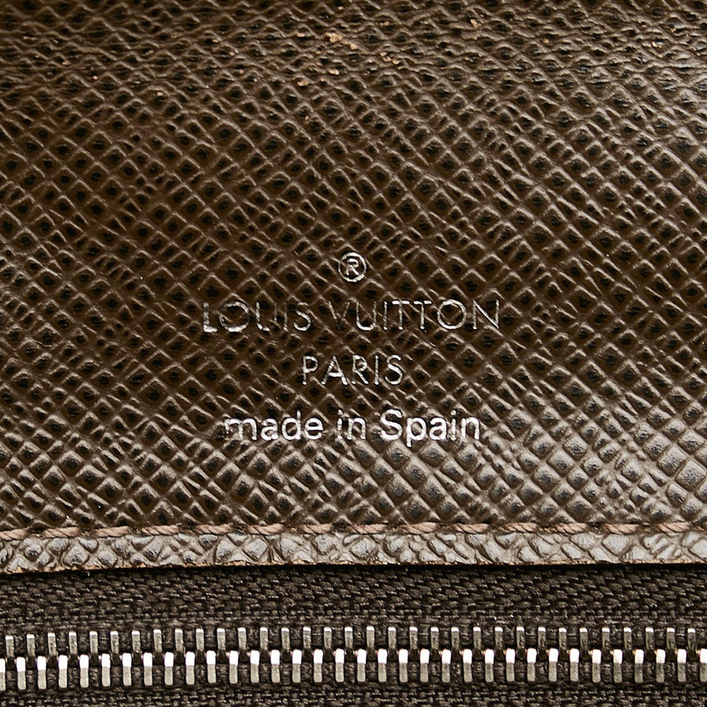Louis Vuitton Taiga Belaia Clutch Bag (SHG-xmyiPm)