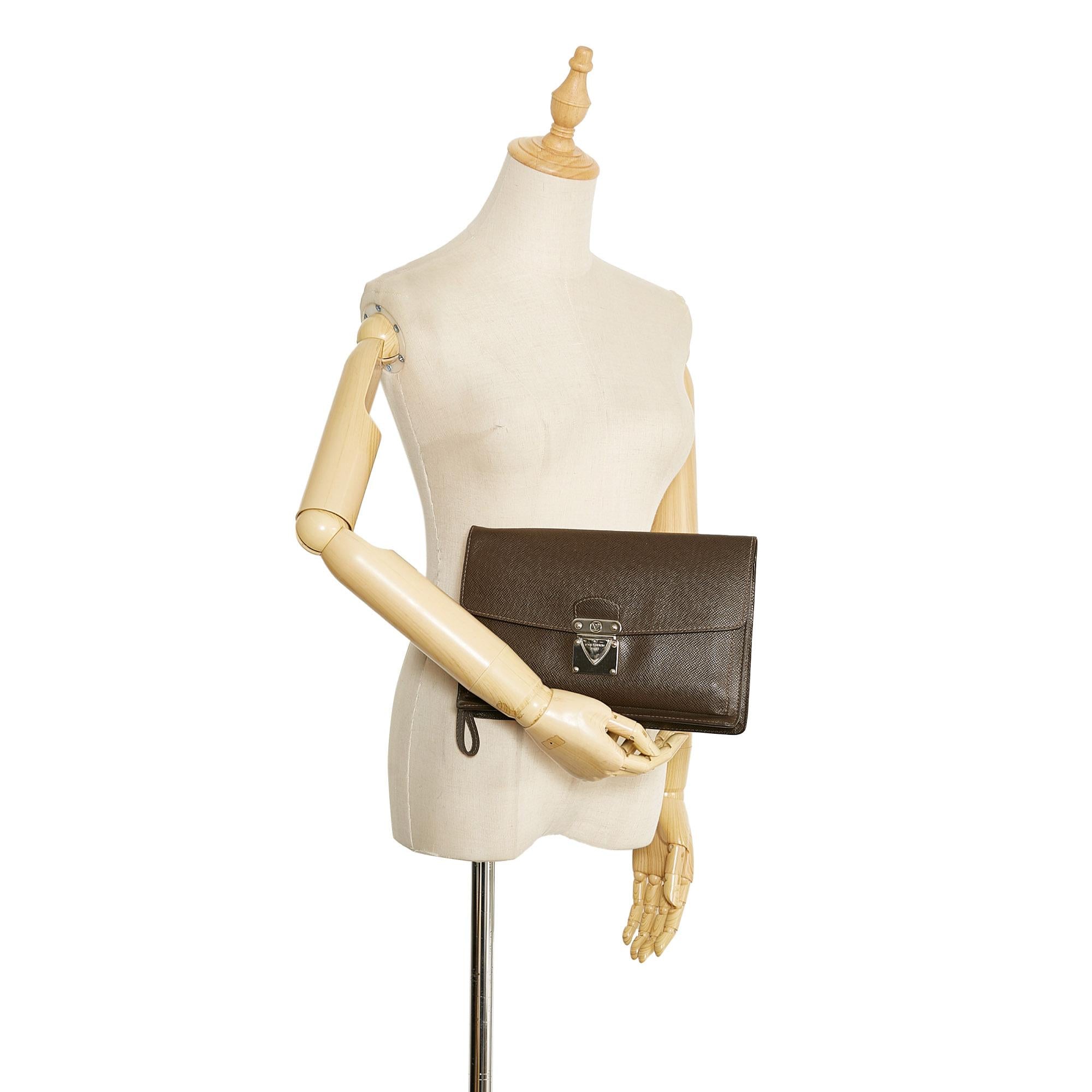 Louis Vuitton Taiga Belaia Clutch Bag (SHG-xmyiPm)