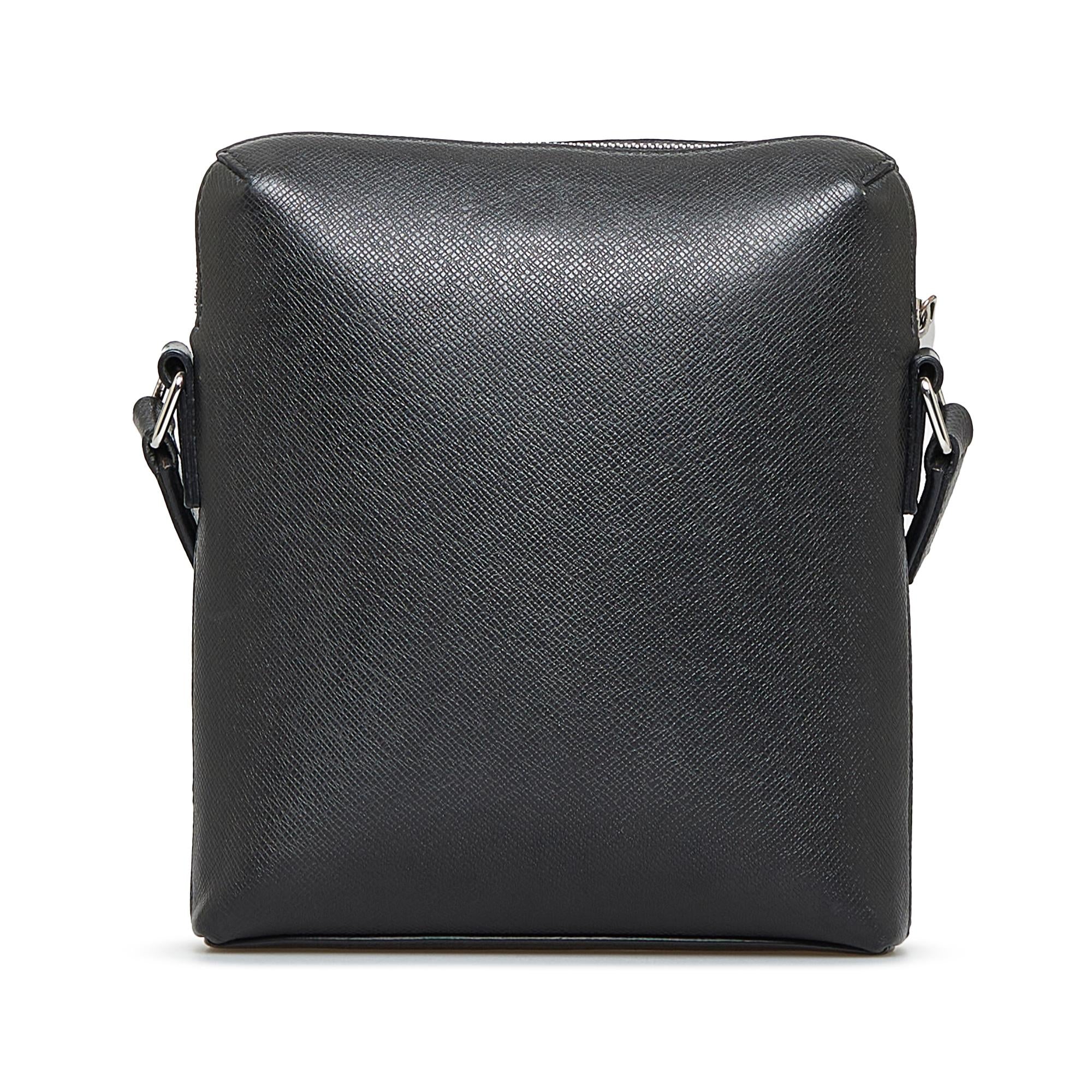 Louis Vuitton Taiga Grigori Pochette (SHG-IVvLdx)