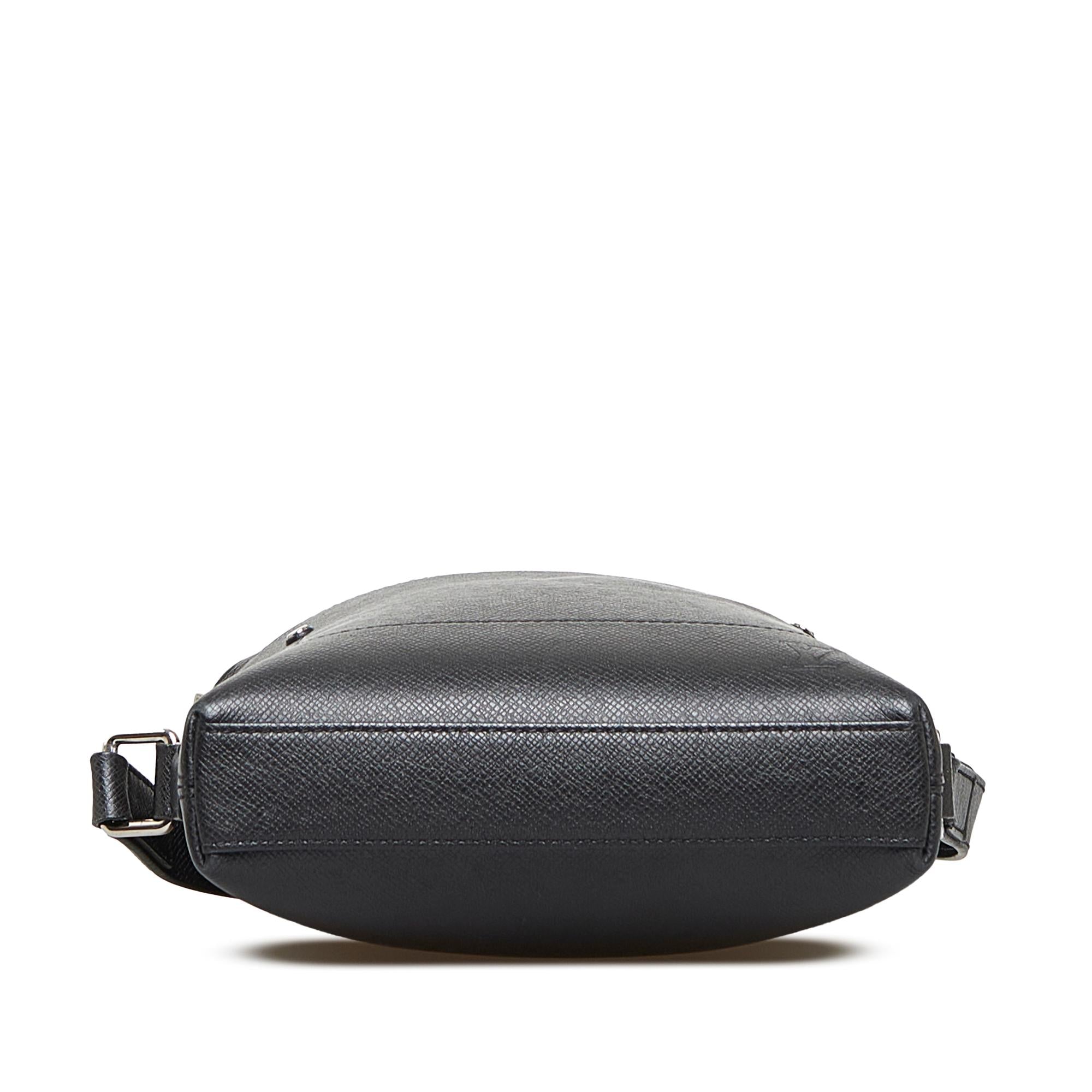 Louis Vuitton Taiga Grigori Pochette (SHG-IVvLdx)