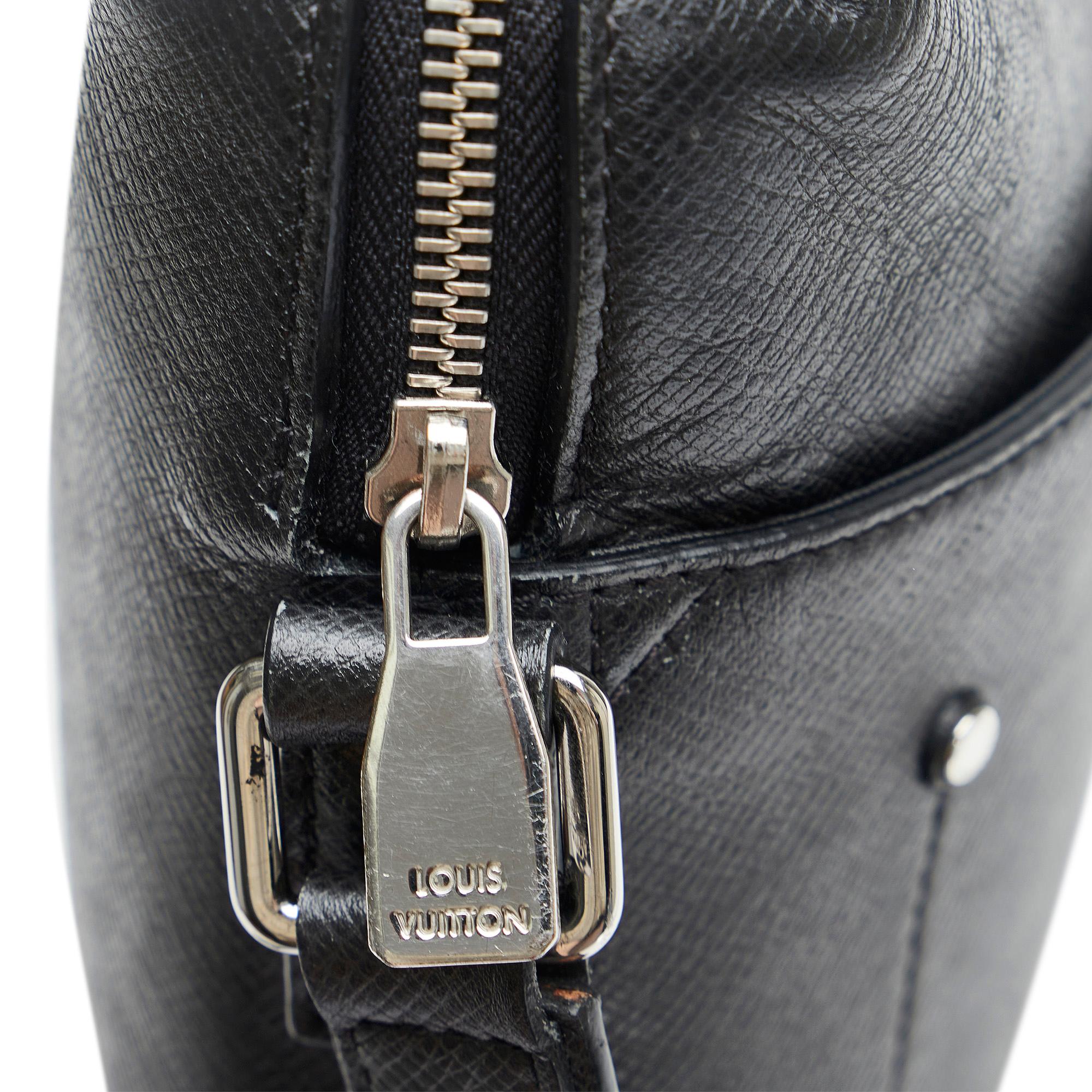 Louis Vuitton Taiga Grigori Pochette (SHG-IVvLdx)