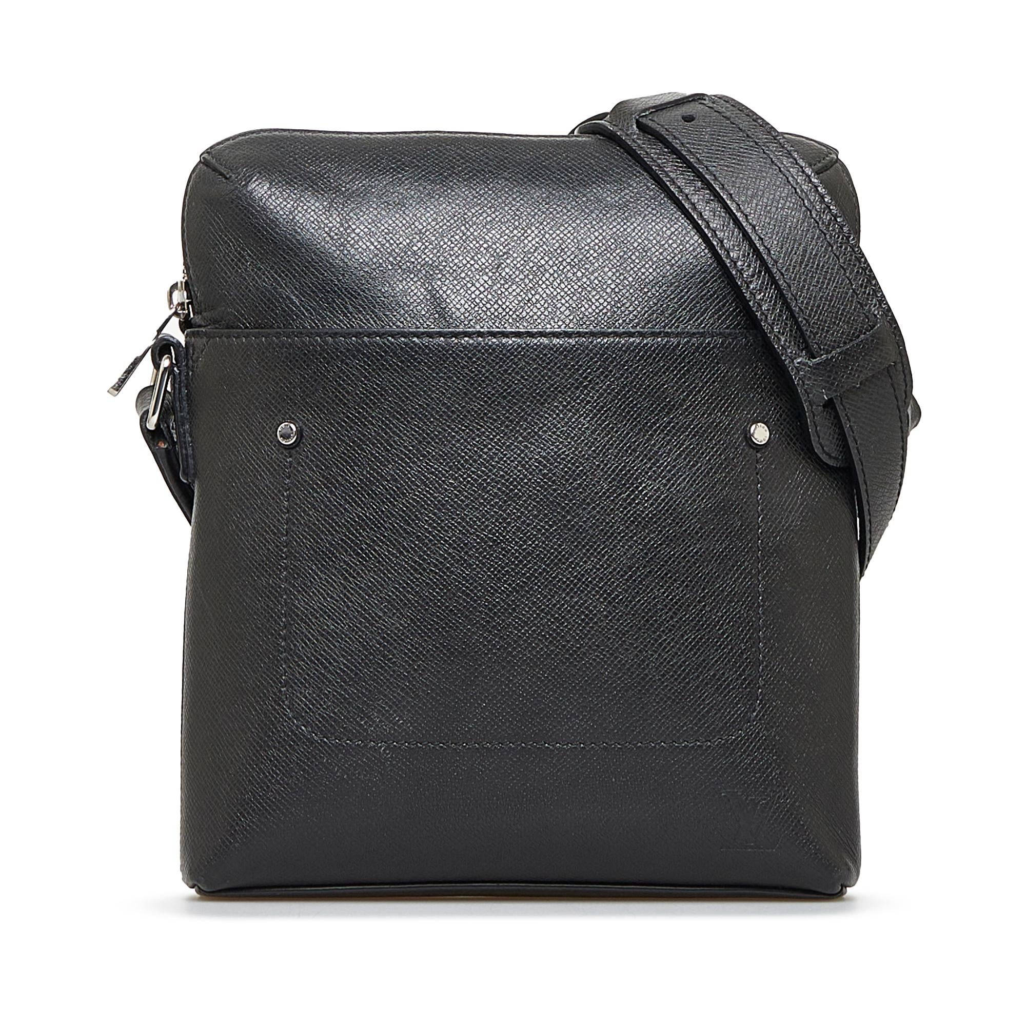 Louis Vuitton Taiga Grigori Pochette (SHG-IVvLdx)