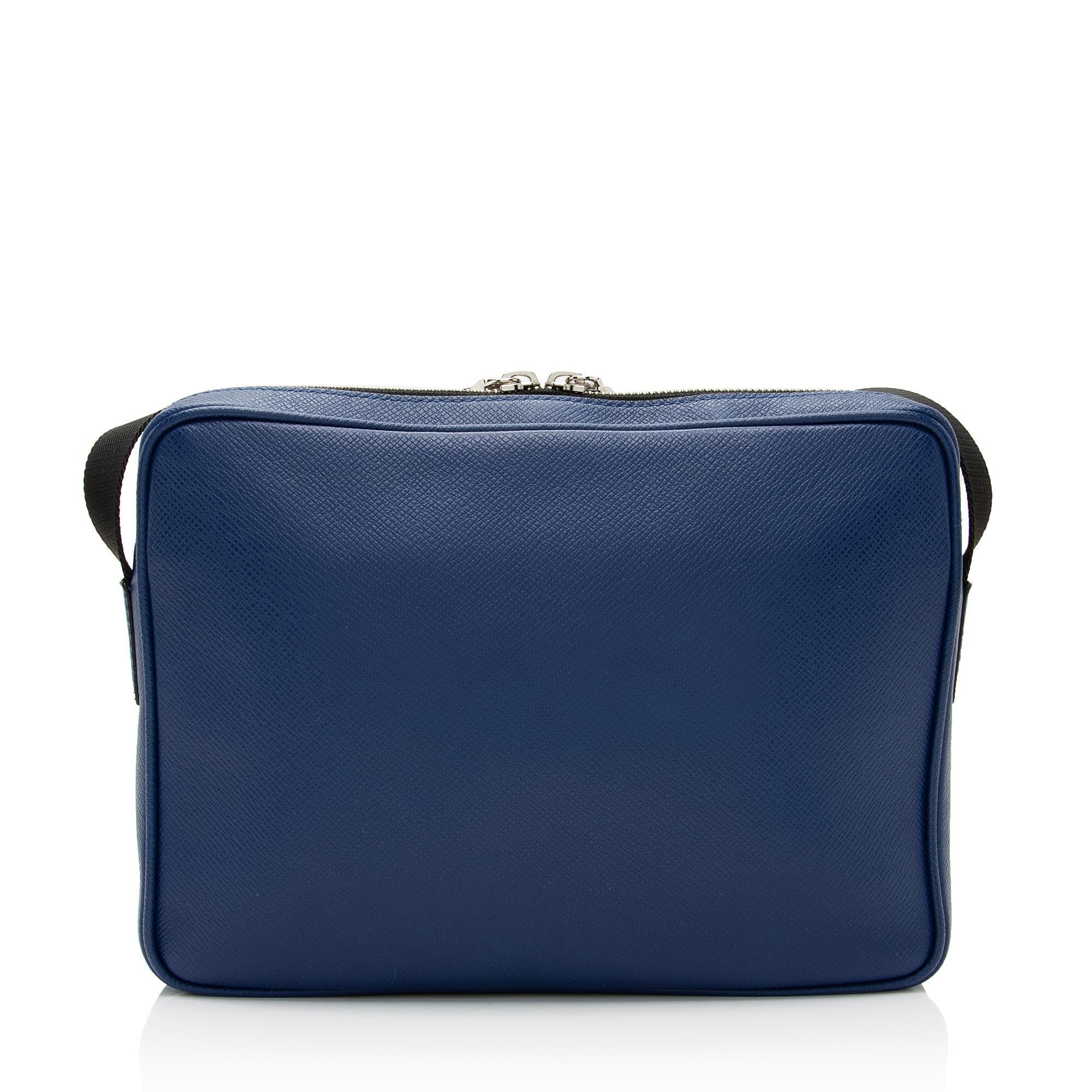 Louis Vuitton Taiga Leather Outdoor Messenger Bag (SHF-gDGAzc)