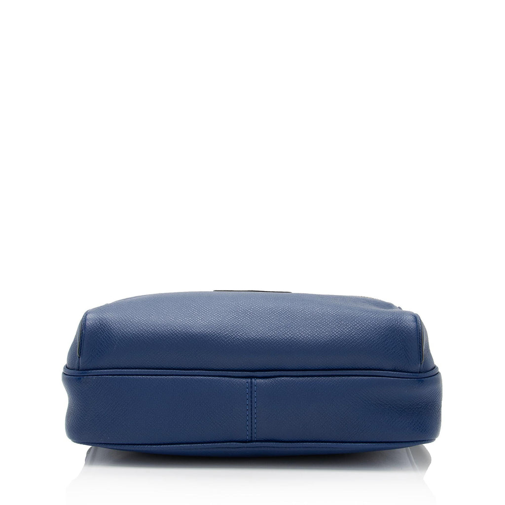 Louis Vuitton Taiga Leather Outdoor Messenger Bag (SHF-gDGAzc)