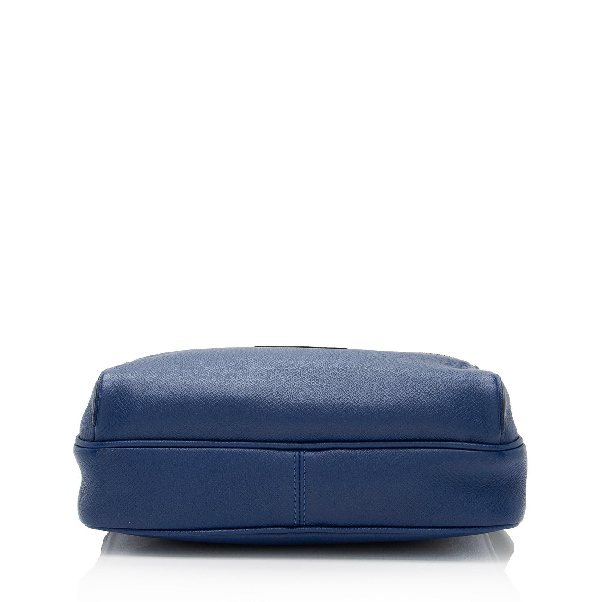 Louis Vuitton Taiga Leather Outdoor Messenger Bag (SHF-gDGAzc)
