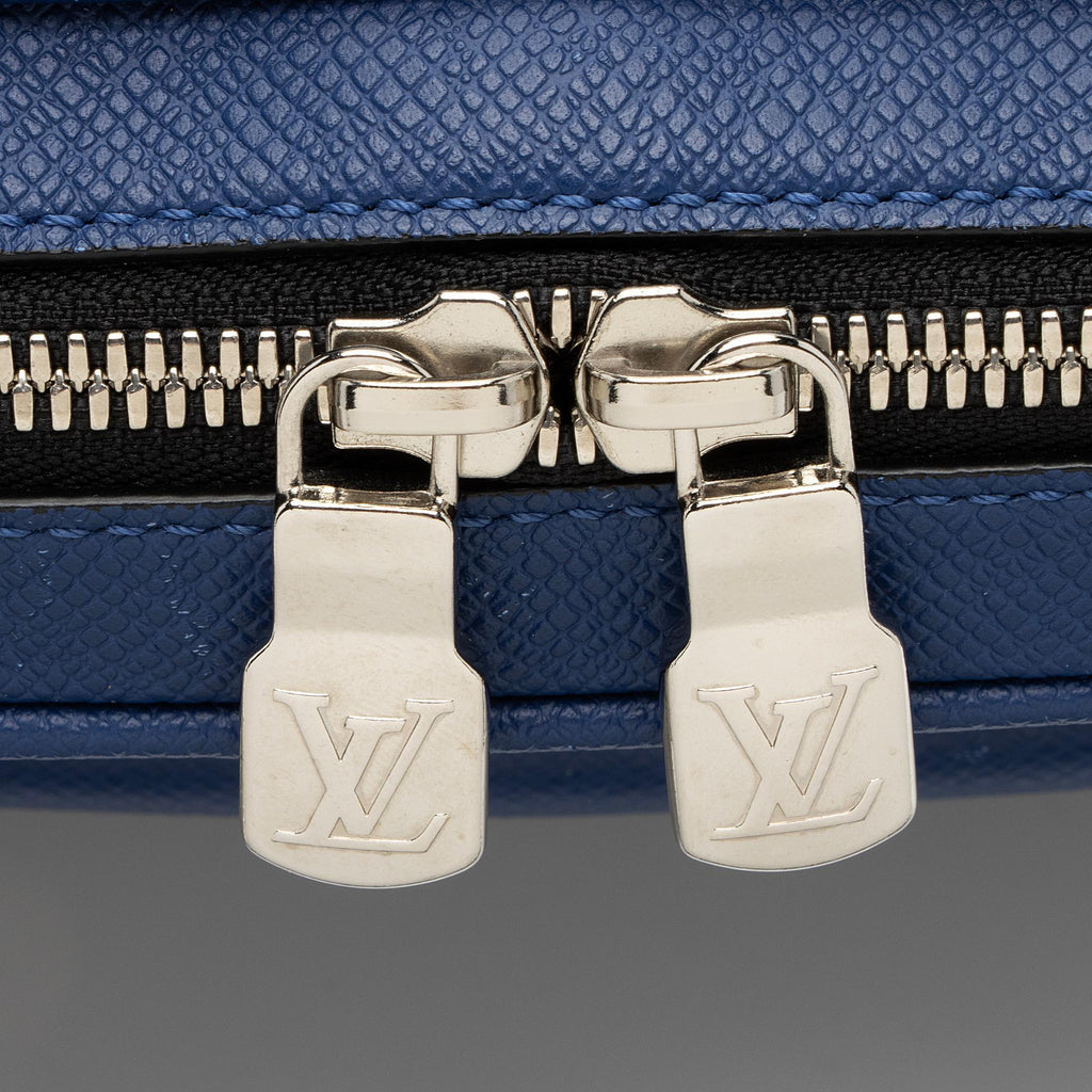 Louis Vuitton Taiga Leather Outdoor Messenger Bag (SHF-gDGAzc)