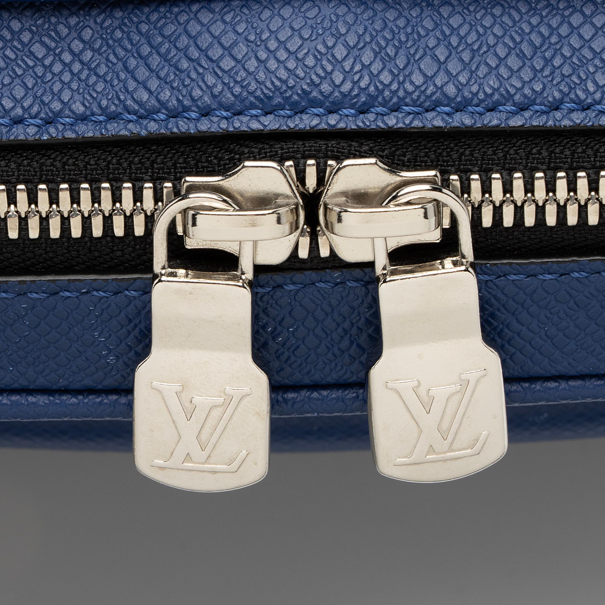 Louis Vuitton Taiga Leather Outdoor Messenger Bag (SHF-gDGAzc)