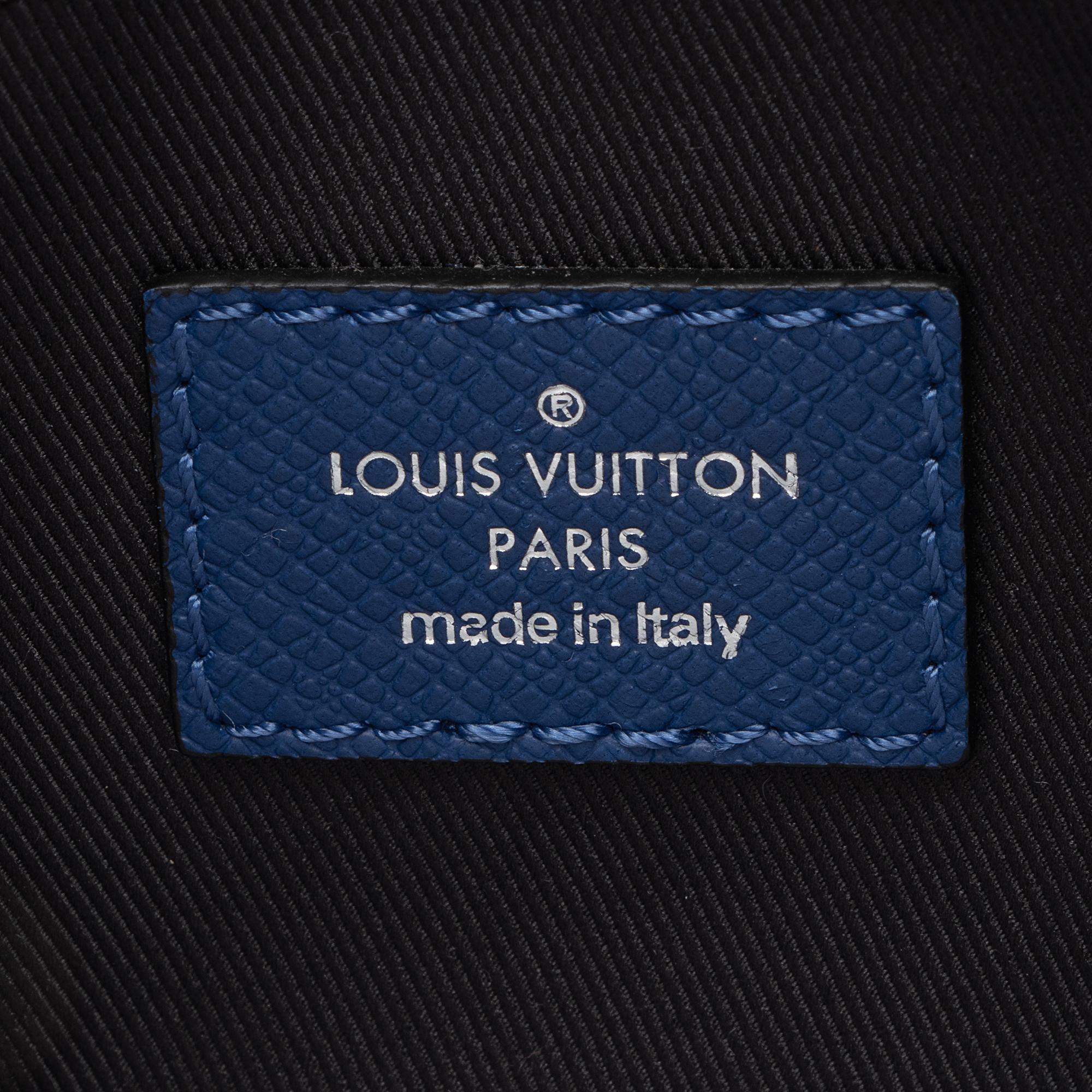 Louis Vuitton Taiga Leather Outdoor Messenger Bag (SHF-gDGAzc)