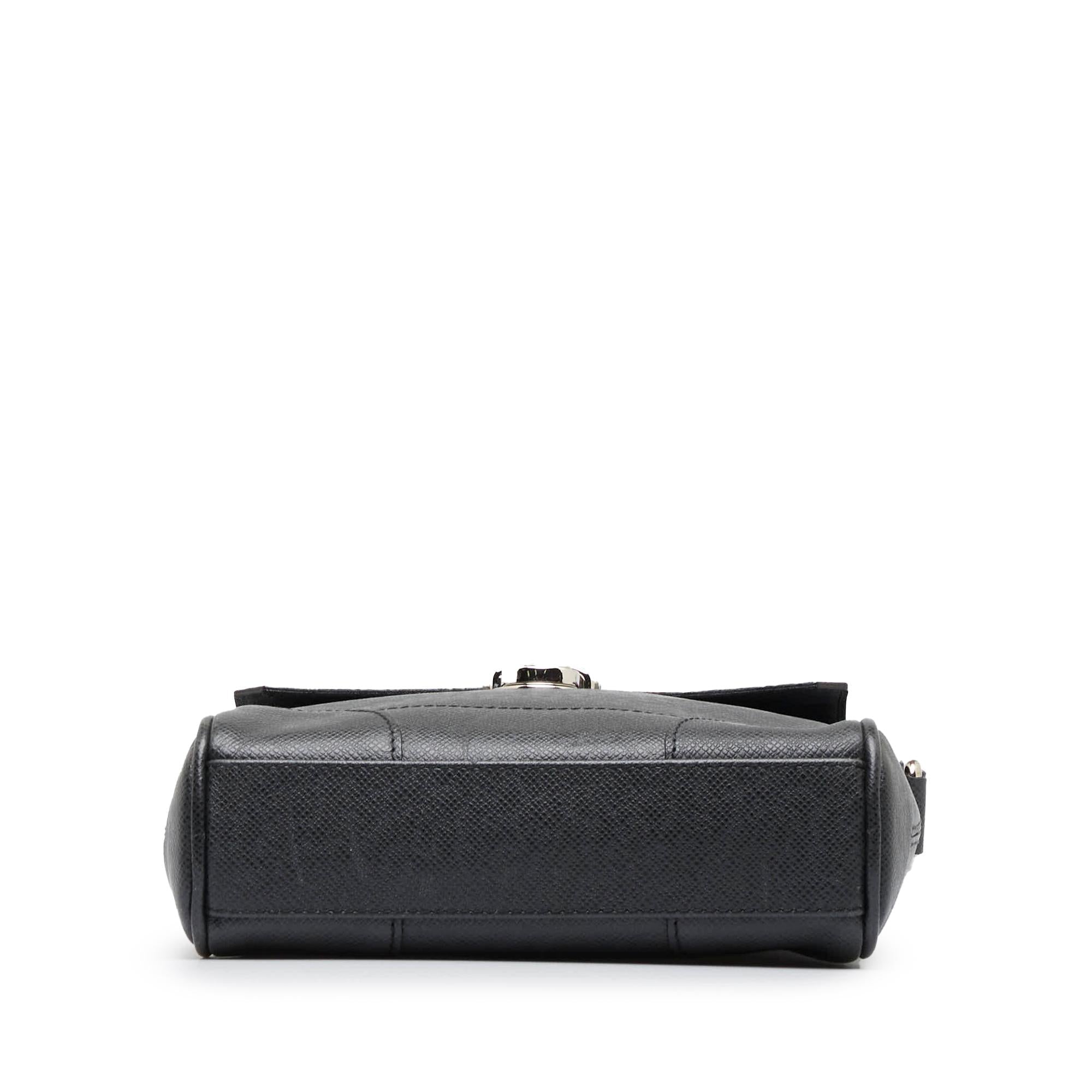 Louis Vuitton Taiga Luca (SHG-ePr5Wb)