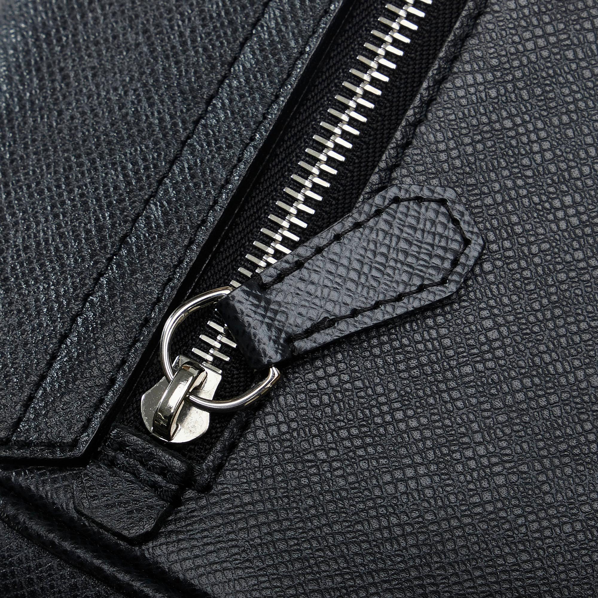 Louis Vuitton Taiga Luca (SHG-ePr5Wb)