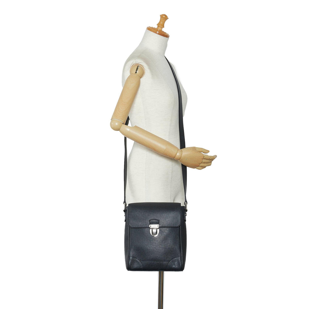 Louis Vuitton Taiga Luca (SHG-ePr5Wb)