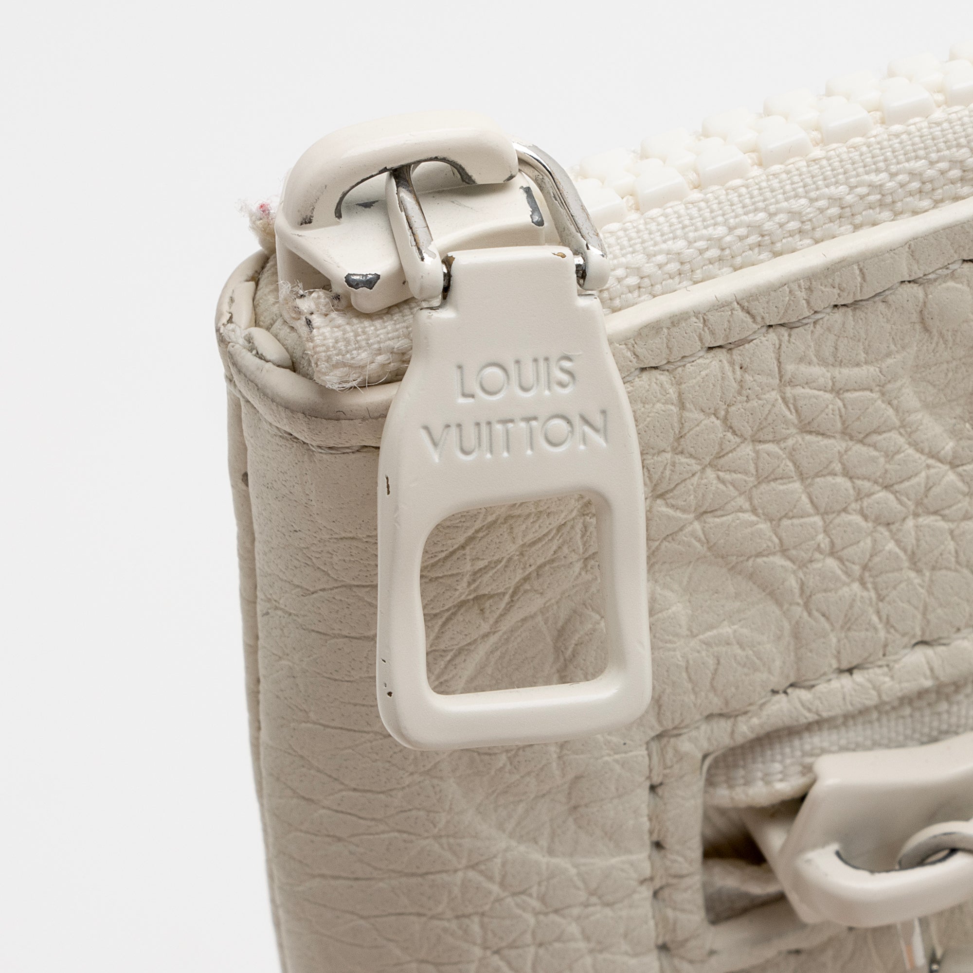 Louis Vuitton Taurillon Monogram Solar Ray A4 Pouch (SHF-22981)