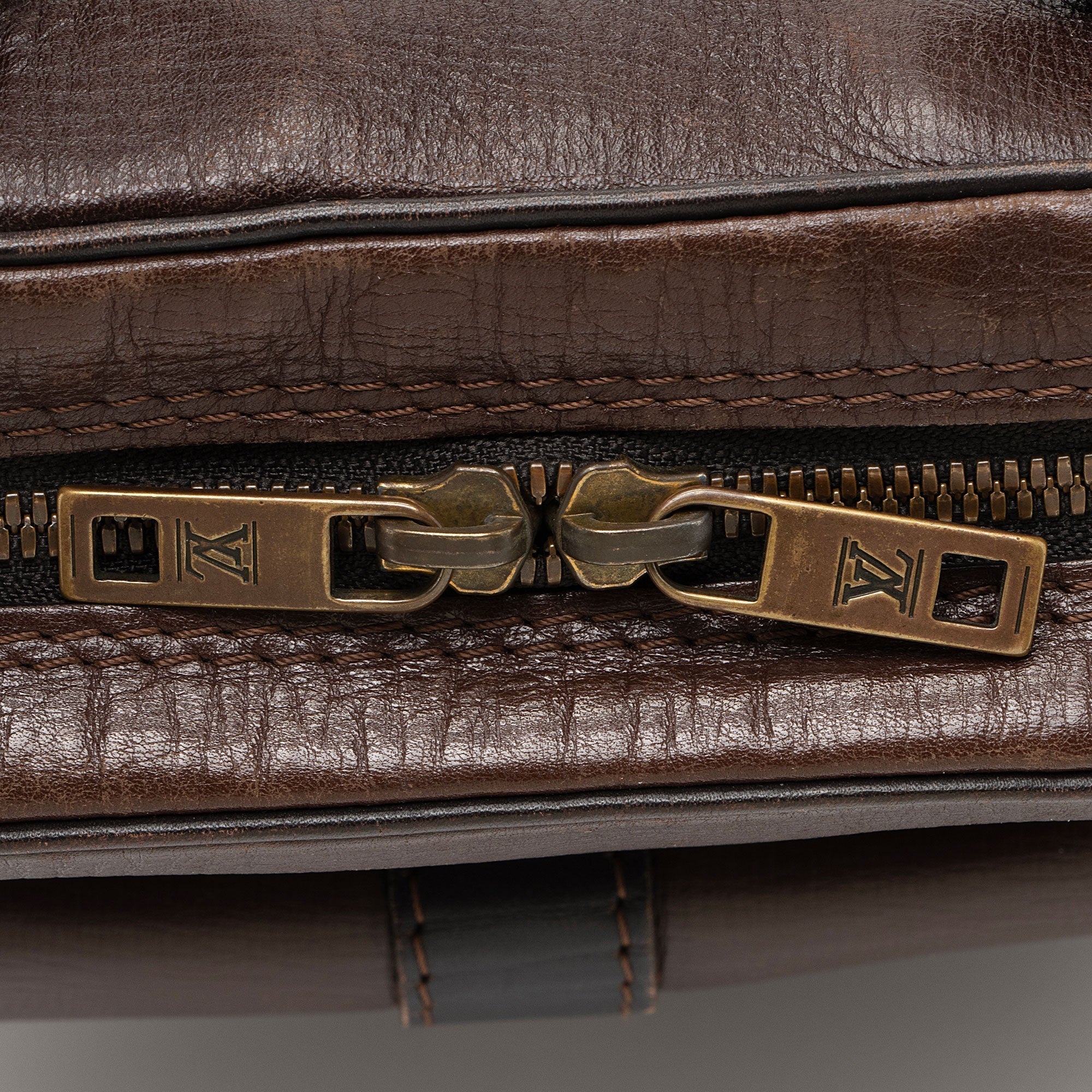 Louis Vuitton Utah Leather Iroquois Small Messenger Bag (SHF-da66x9)