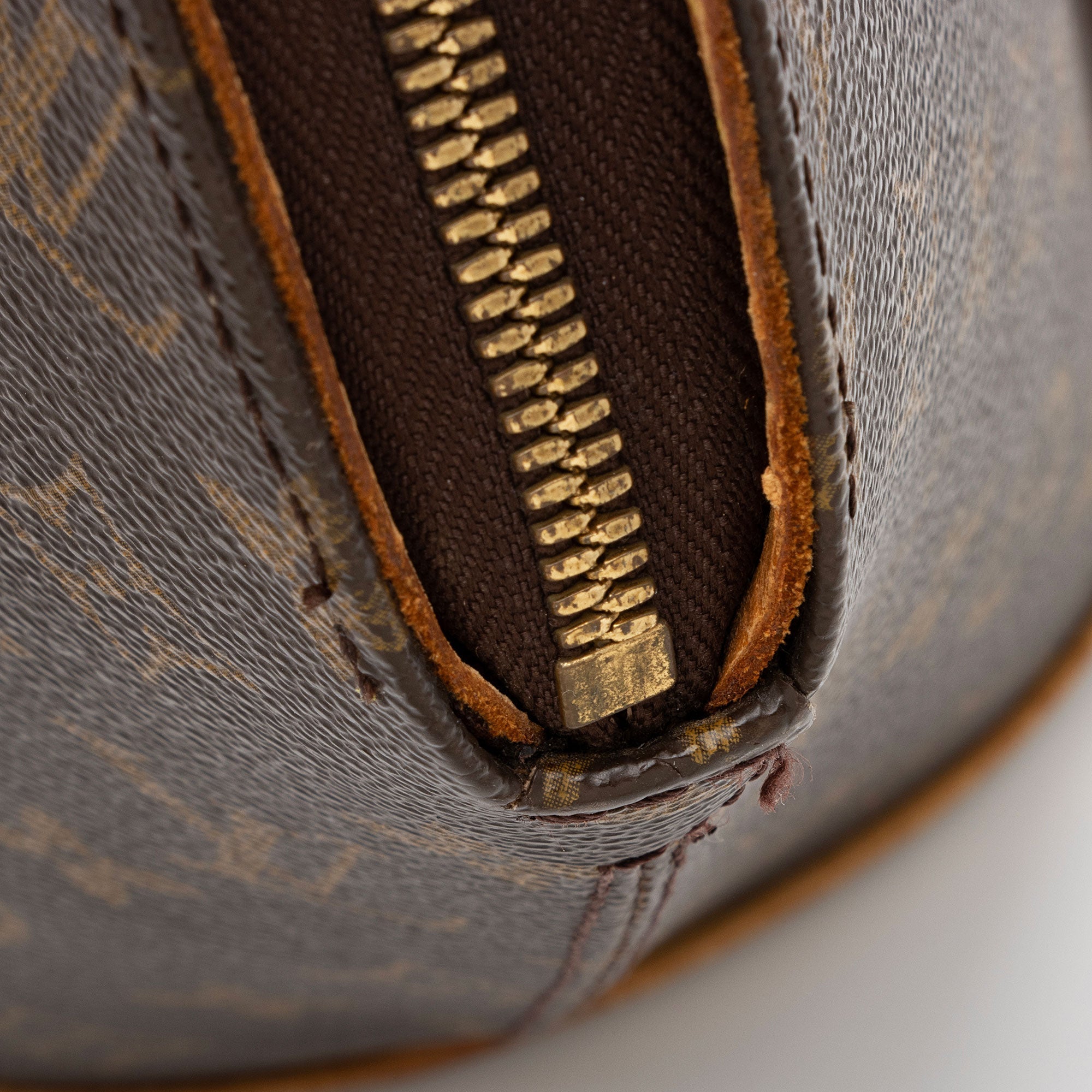 Louis Vuitton Vintage Monogram Canvas Ellipse GM Shoulder Bag (SHF-ax4tVB)