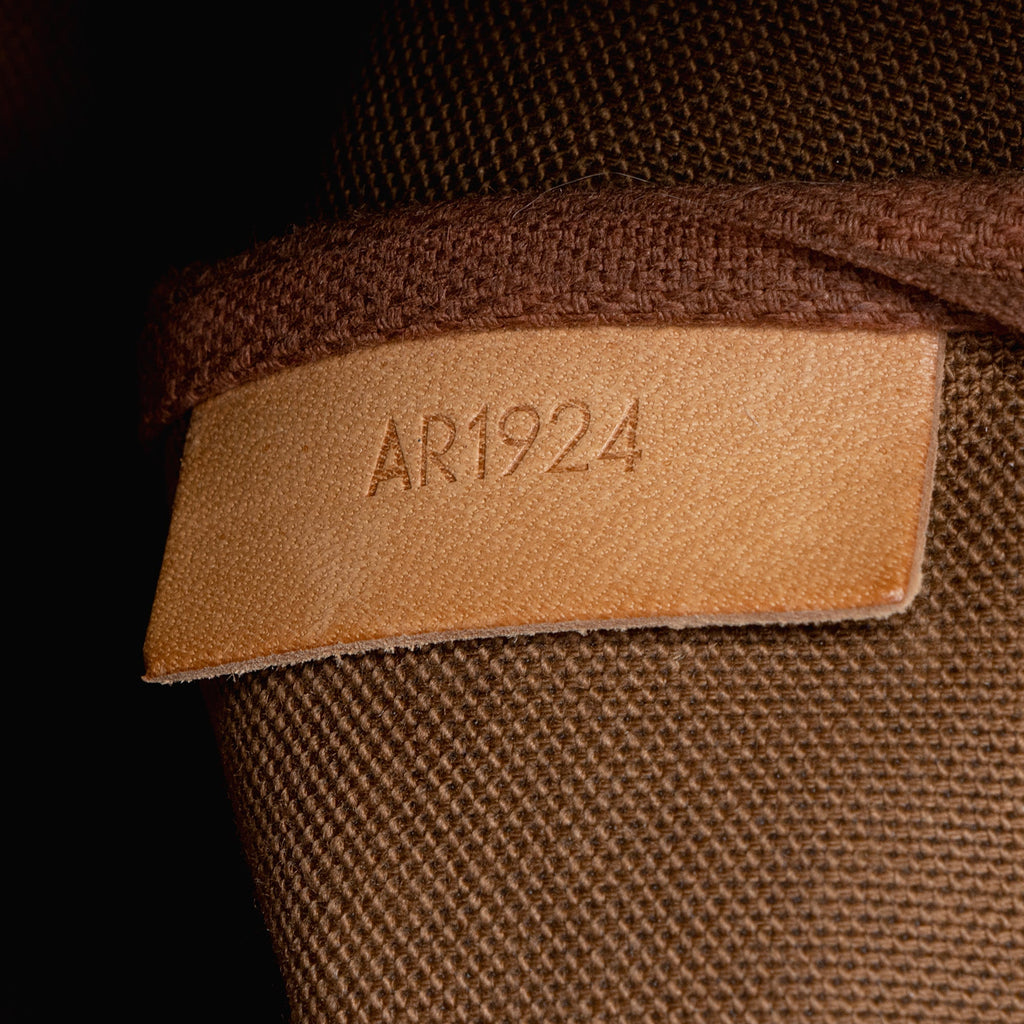 Louis Vuitton Vintage Monogram Canvas Saumur 35 Messenger Bag (SHF-22921)