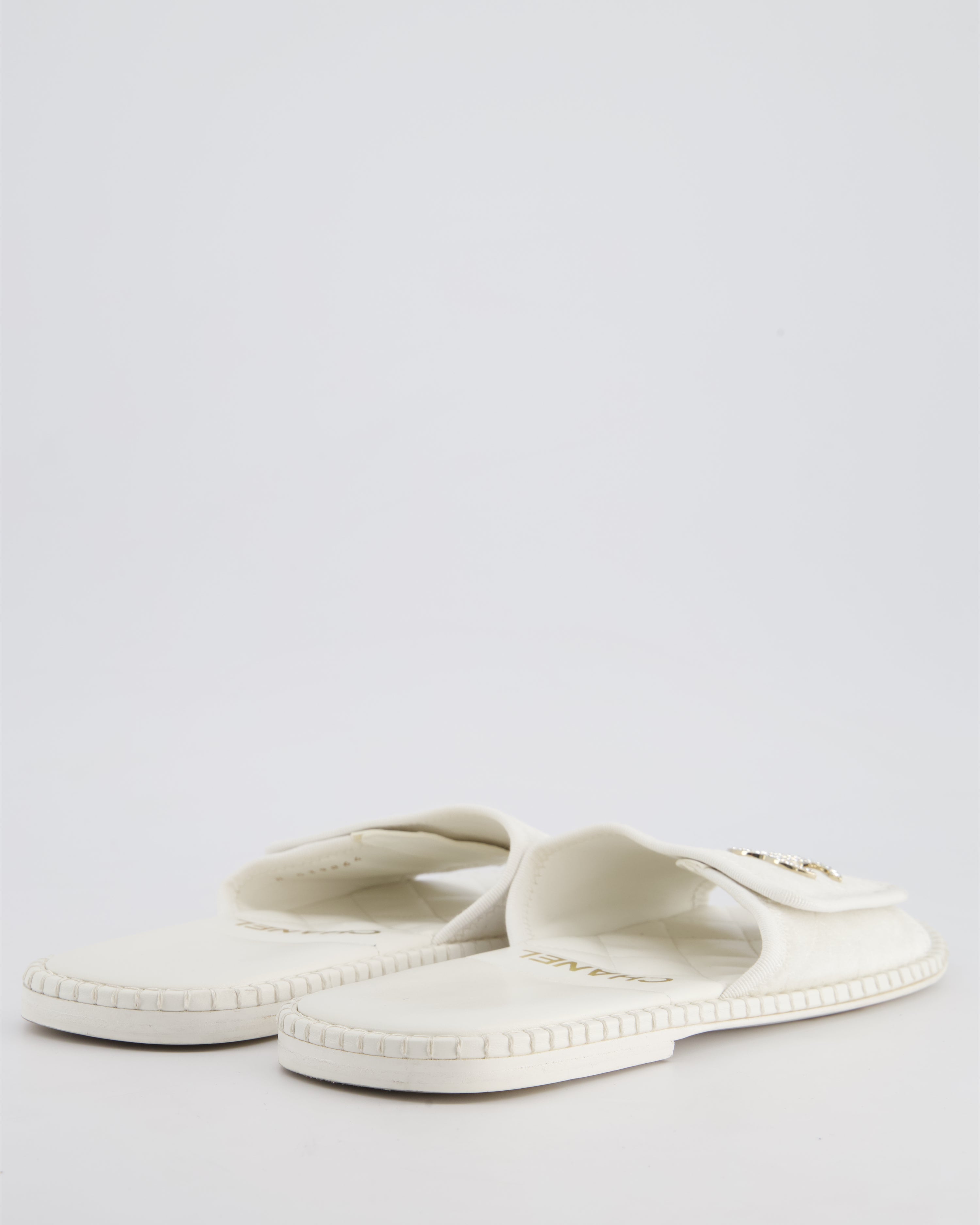 Chanel White Leather Bathrobe Quilted Sandals with CC Crystal Logo Detail Size EU 39
