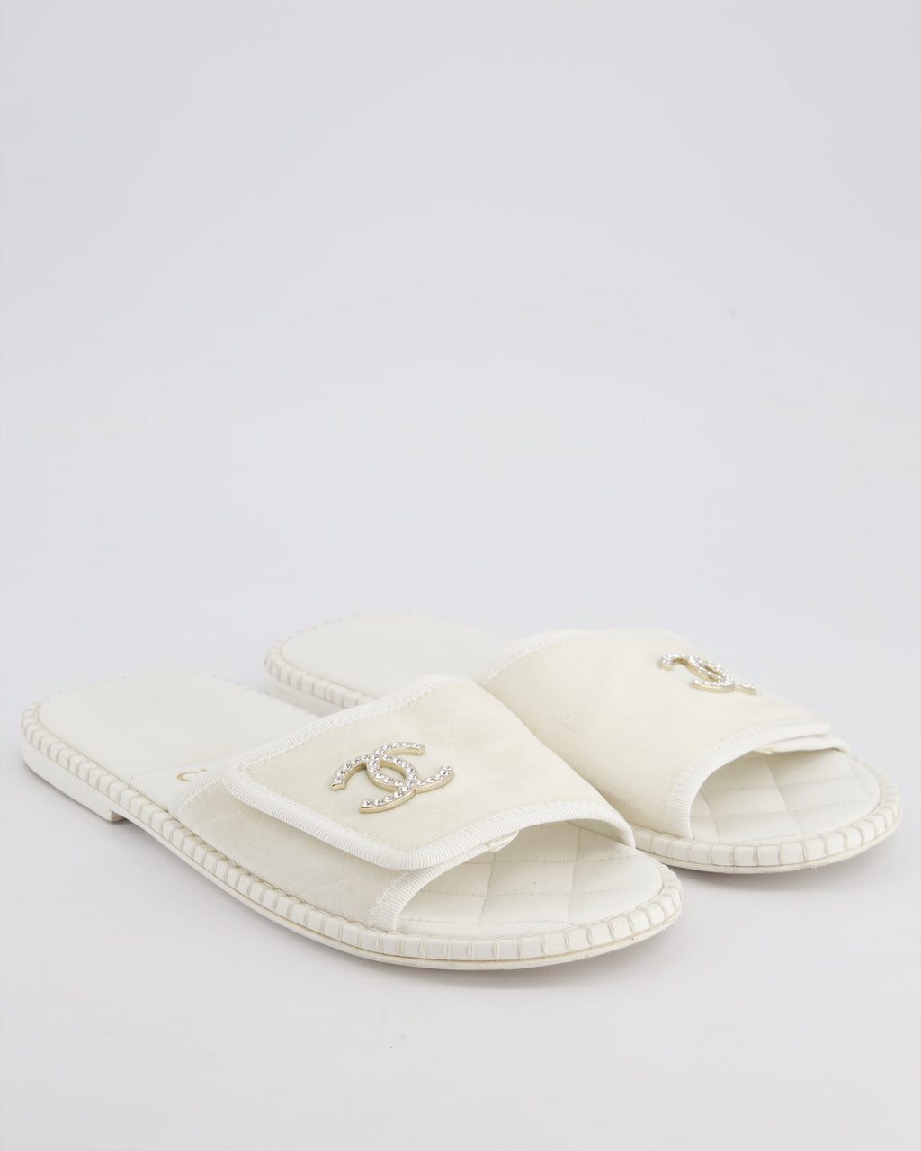 Chanel White Leather Bathrobe Quilted Sandals with CC Crystal Logo Detail Size EU 39