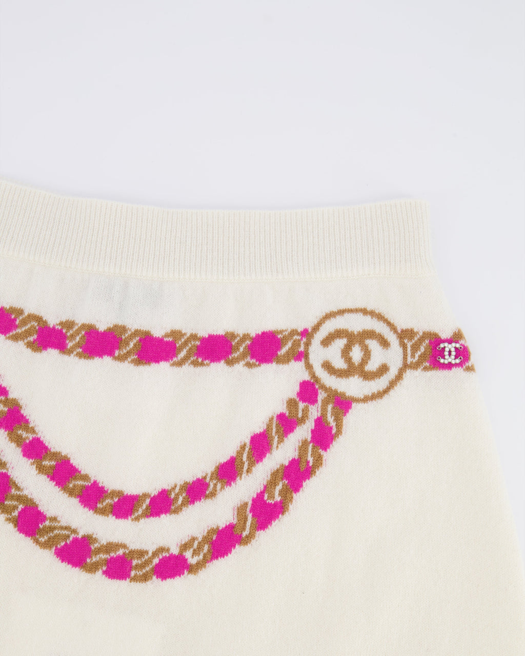 Chanel 23N Coco Neige Cream Cashmere Mini Skirt with Fuchsia and Beige CC Logo Chain Pattern with Crystal Embellished CC Logo Detail Size FR 34 (UK 6)