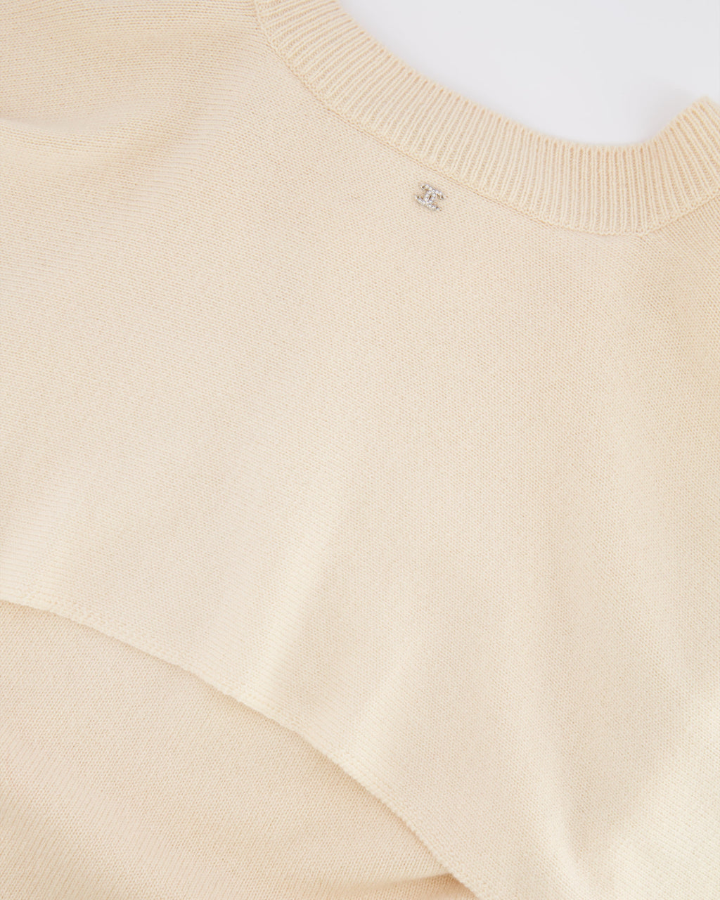Chanel Cream Cashmere Short-Sleeved V-Neck Jumper with Front Pockets and Back Crystal CC Logo Detail Size FR 34 (UK 6)