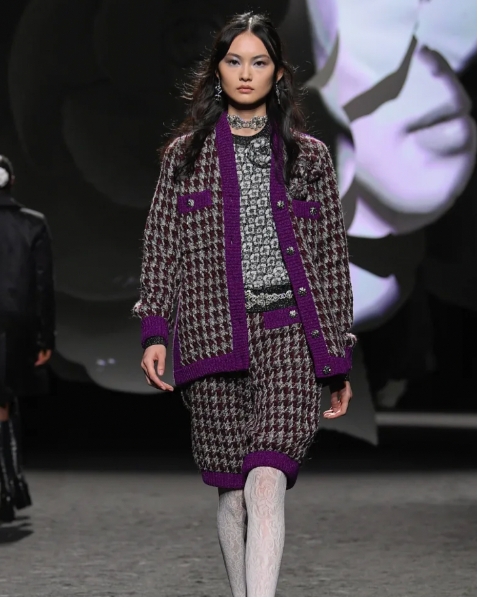 Chanel Fall 2023 Silver and Black Sleeveless Camellia Top with CC Logos Size FR 36 (UK 8)