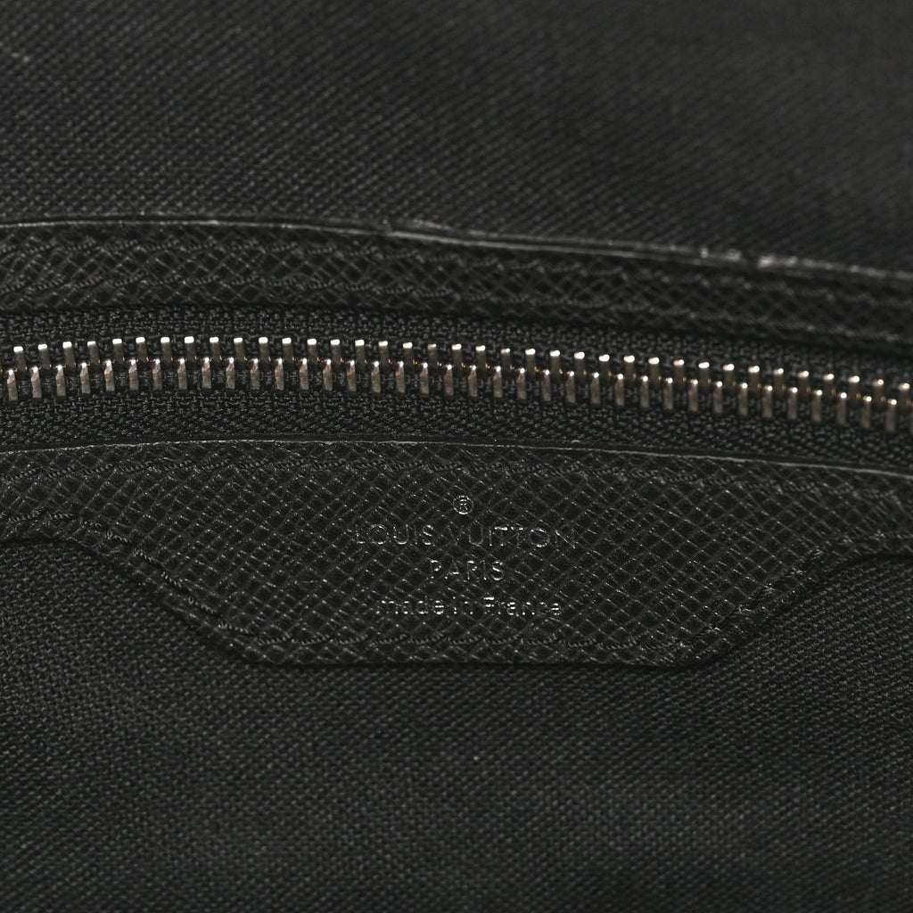 Louis Vuitton Taiga Roman GM Messenger Black