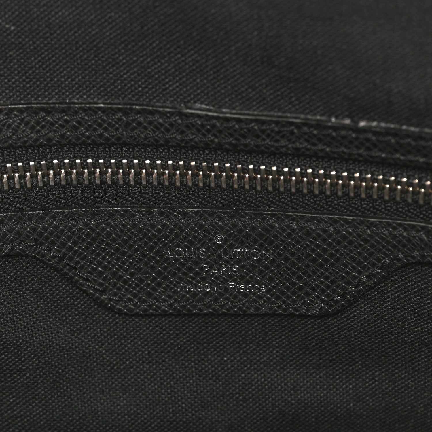 Louis Vuitton Taiga Roman GM Messenger Black