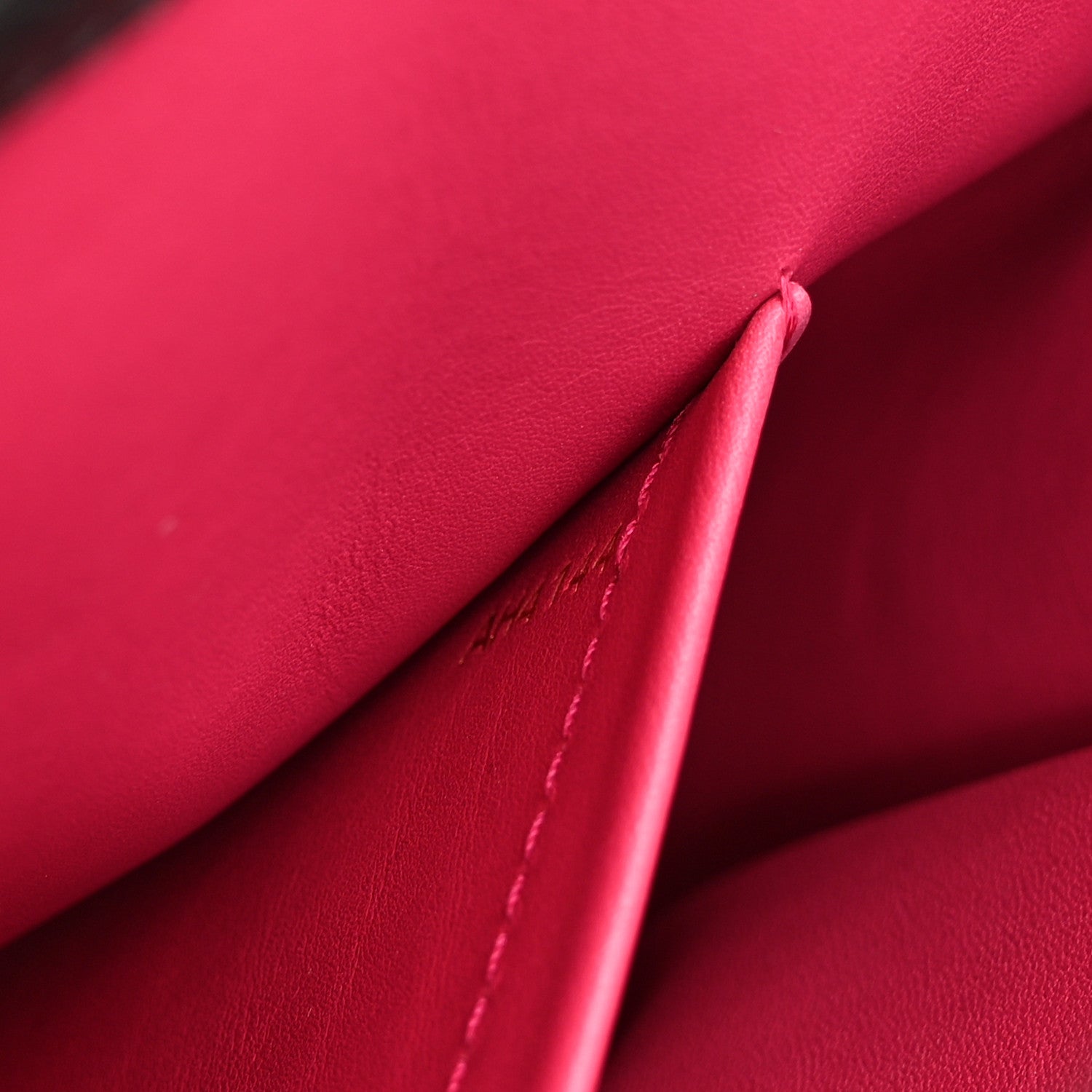 Louis Vuitton Taurillon Capucines MM Black Fuchsia