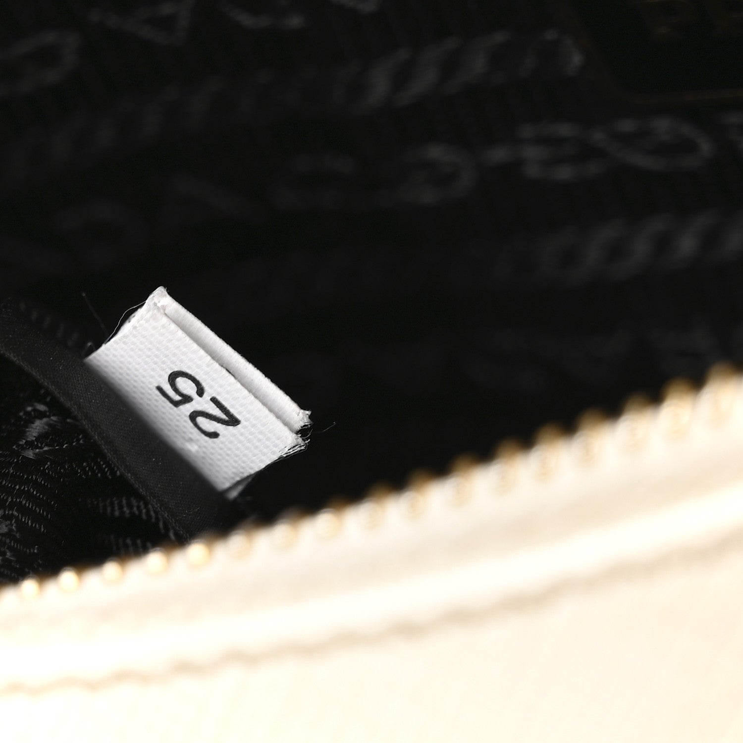 Prada Saffiano Re-Edition 2005 Shoulder Bag White