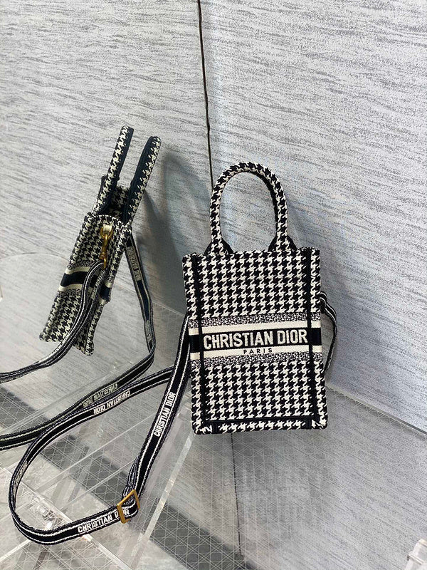 Dior Bags - 4600