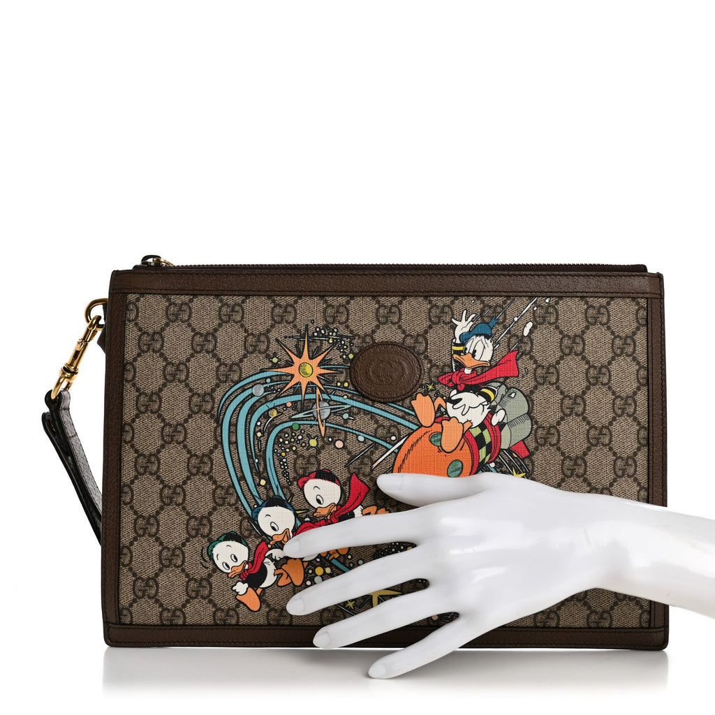 Gucci X DISNEY GG Supreme Monogram Donald Duck Interlocking G Wristlet Pouch Beige Multicolor New Acero