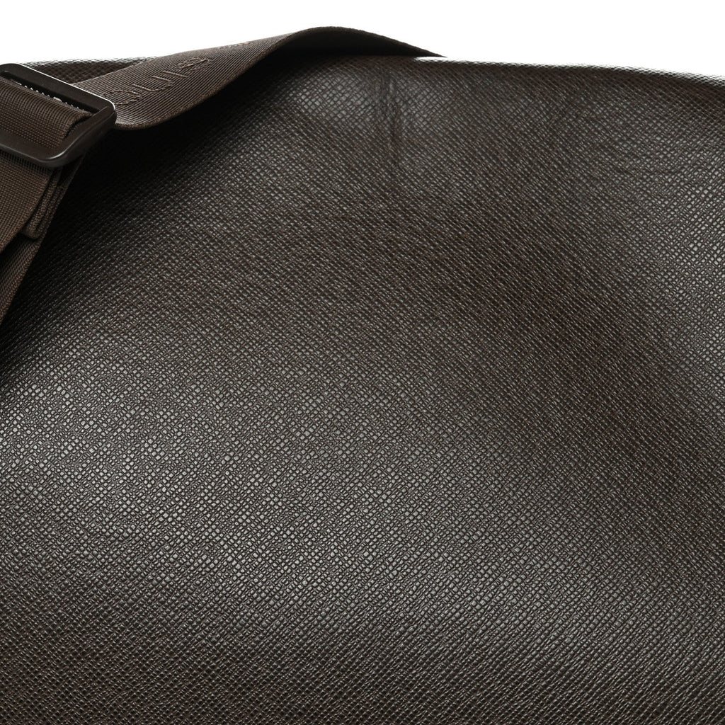 Louis Vuitton Taiga Andrei Messenger Bag Grizzli