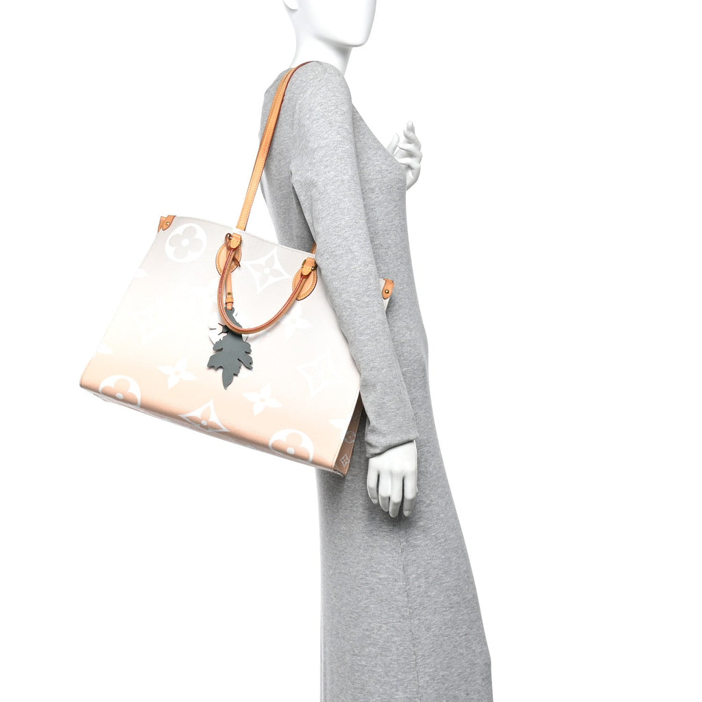 Louis Vuitton Monogram Giant By The Pool Onthego GM Brume