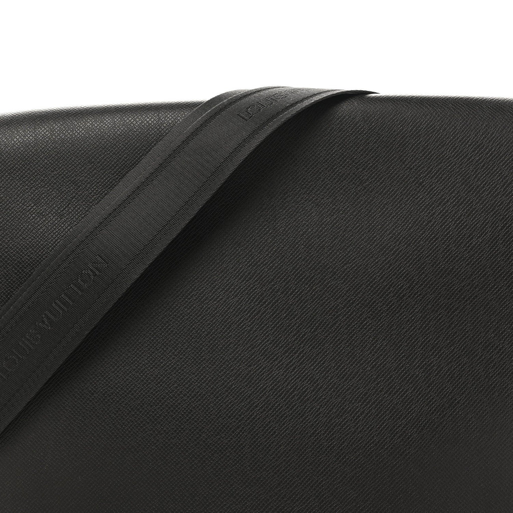 Louis Vuitton Taiga Roman GM Messenger Black