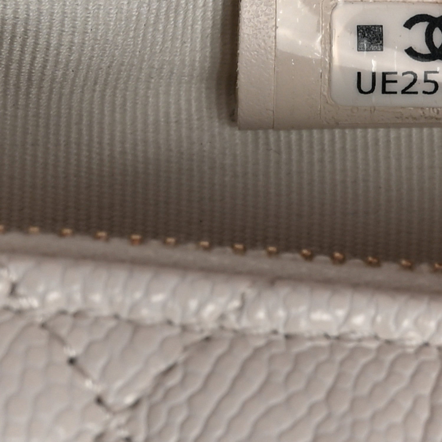 Chanel Caviar Quilted Hobo Clutch With Chain White
