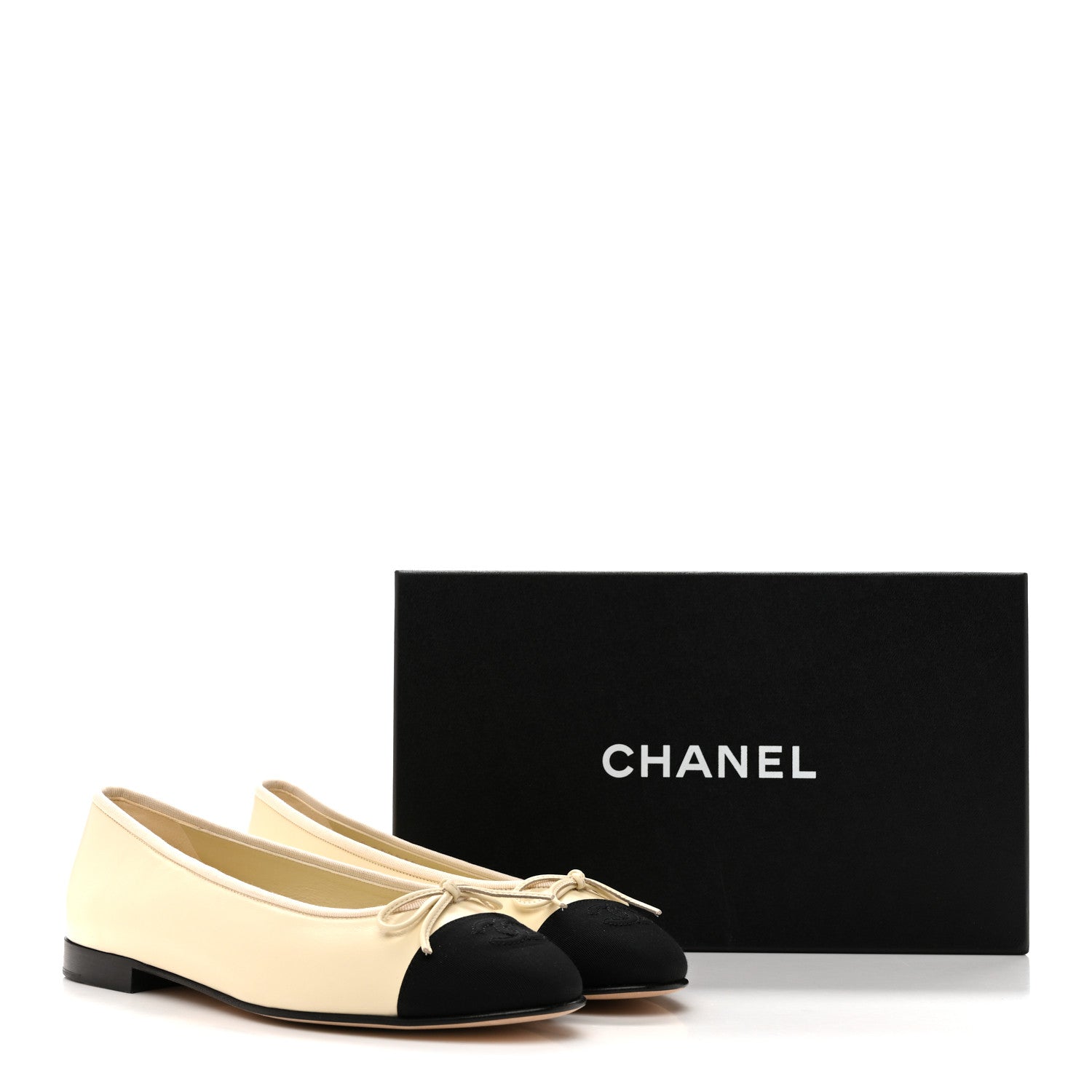 Calfskin Grosgrain Cap Toe CC Ballerina Flats 40 Ivory Black