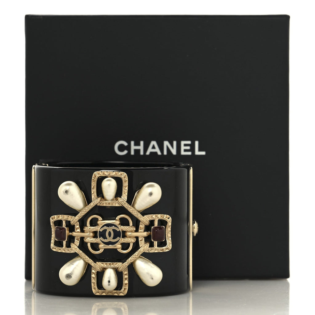Resin Gripoix Pearl CC Wide Cuff Black