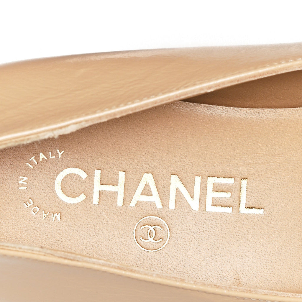 Crinkled Calfskin Chain CC Mocassin Loafers  39 Beige