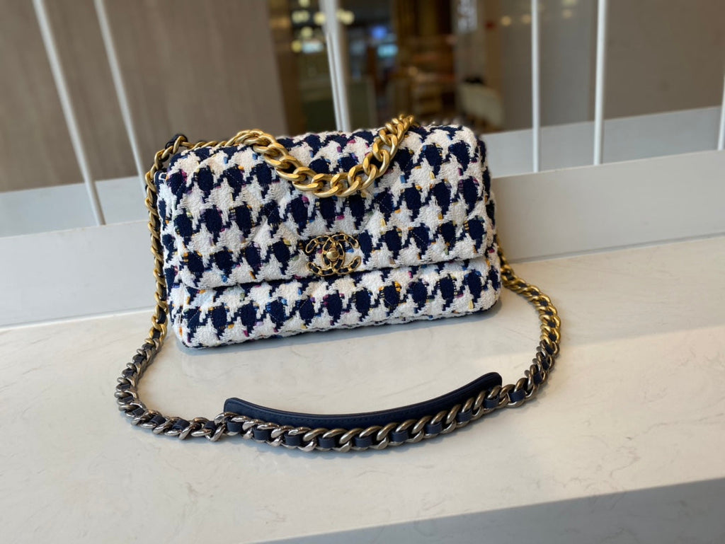 Chanel - Luxury Bag - CHL - 679