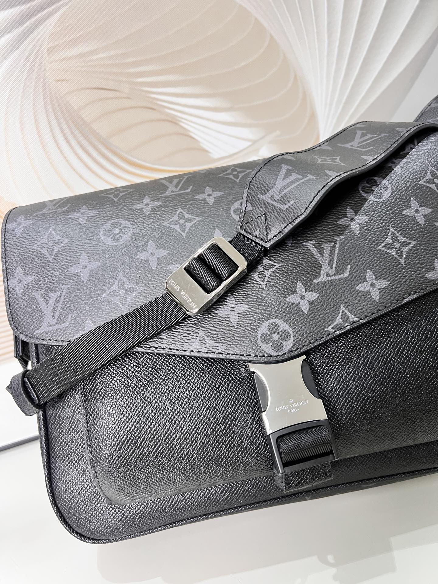 Louis Vuitton Messengerama Bag
